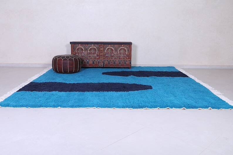 Handmade artisan rug in beige, size 150x250 cm.