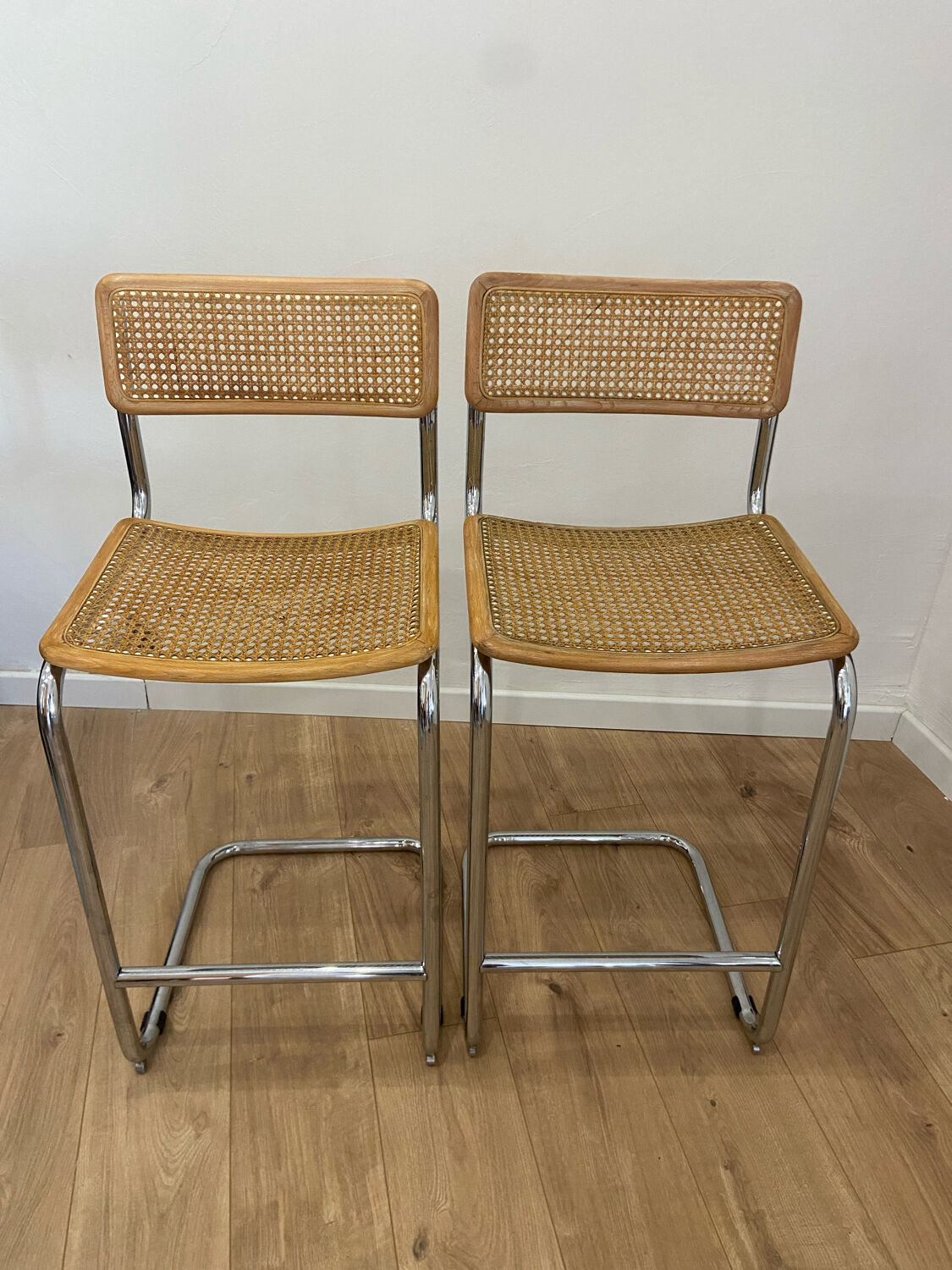 Tabourets de Bar Cesca par Marcel Breuer.