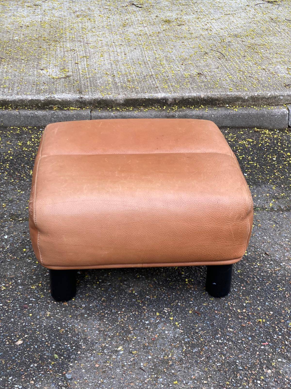 Scandinavian pouf design in brown leather, made in Switzerland by De Sede.