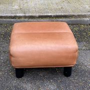 Scandinavian pouf design in brown leather, made in Switzerland by De Sede.