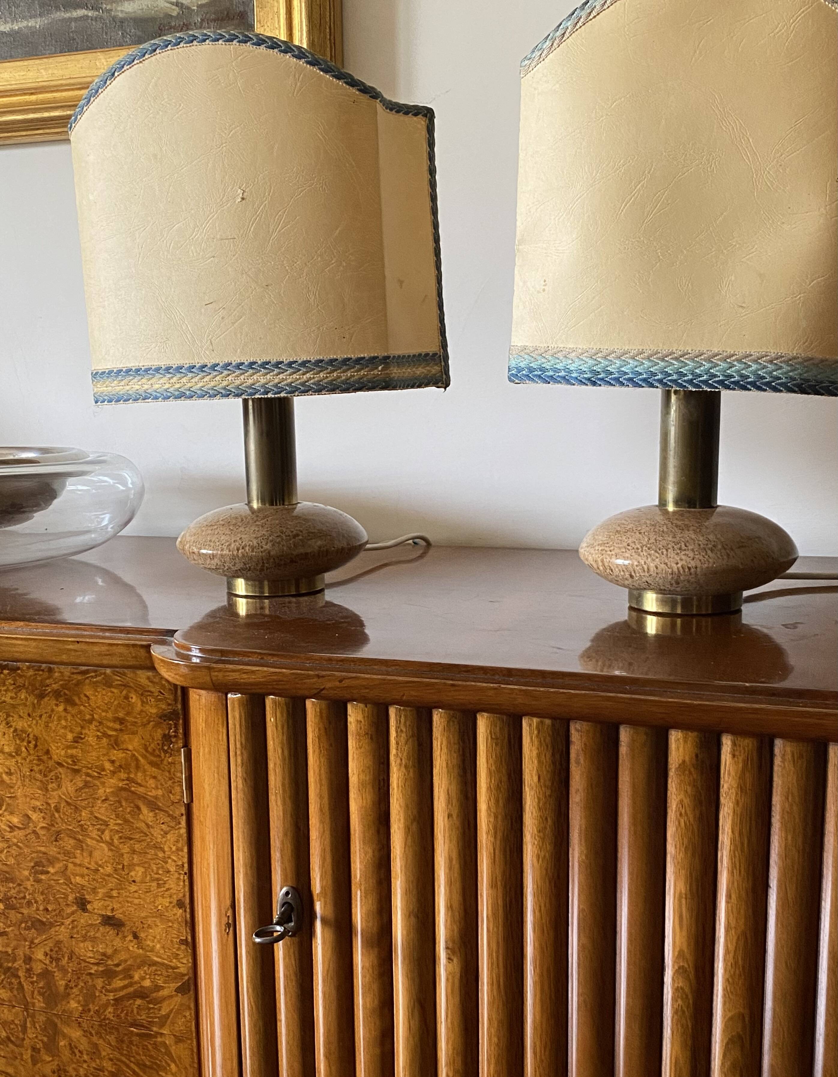 Ensemble de 2 pieds de lampes de table Hollywood Regency en granit rose et laiton, Italie 1970