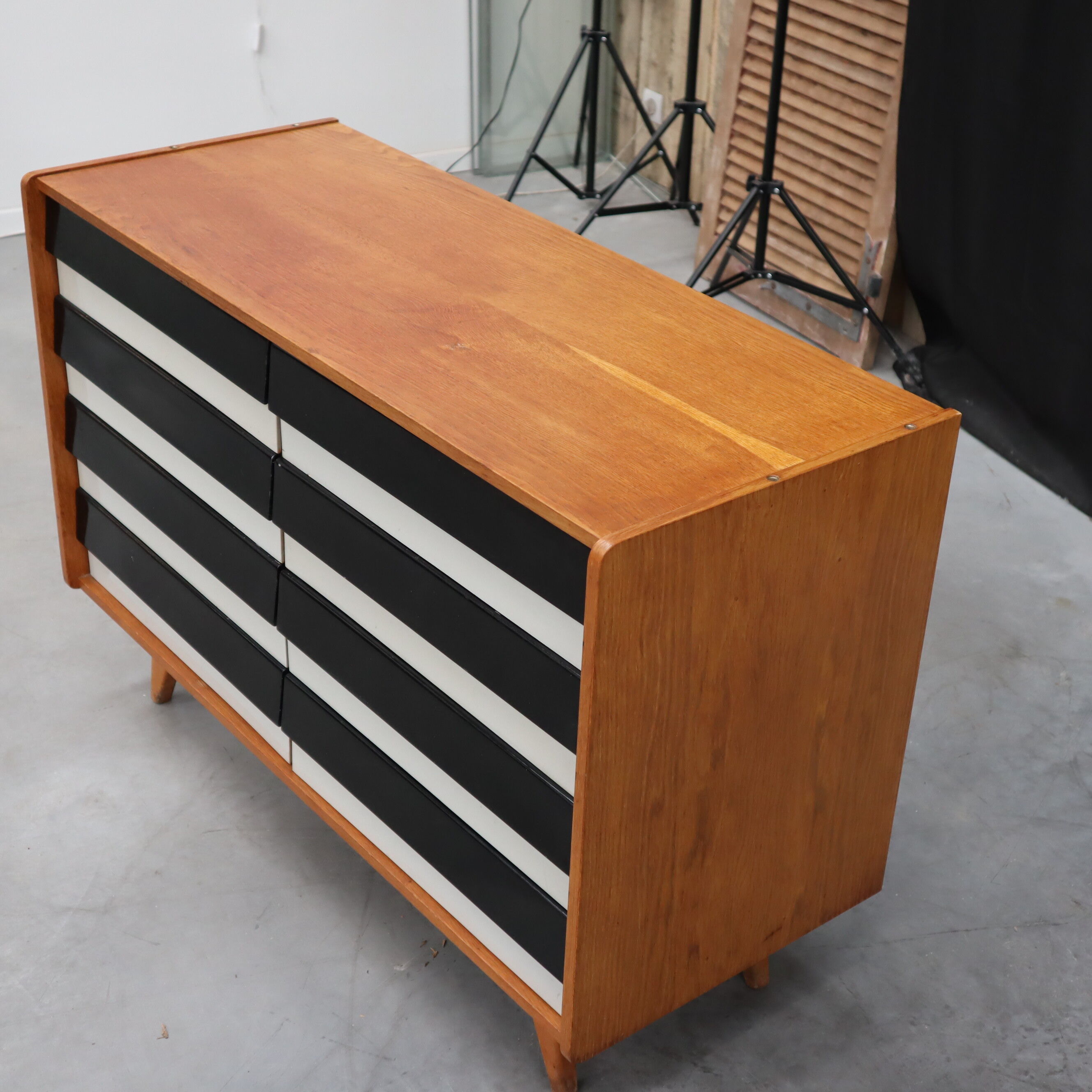 Black and white Jiroutek chest of drawers