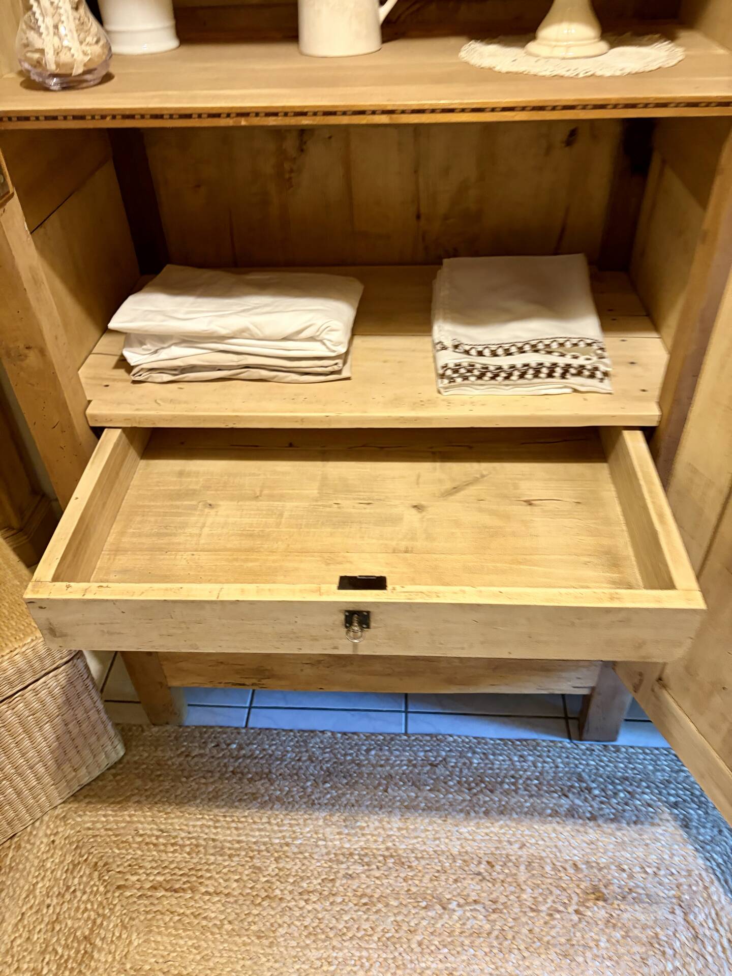 Raw wood bonnetière