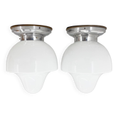 Paire de plafonniers milieu de siècle en chrome et verre de lait, restaurés
