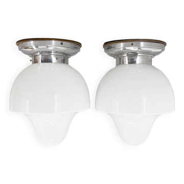 Paire de plafonniers milieu de siècle en chrome et verre de lait, restaurés