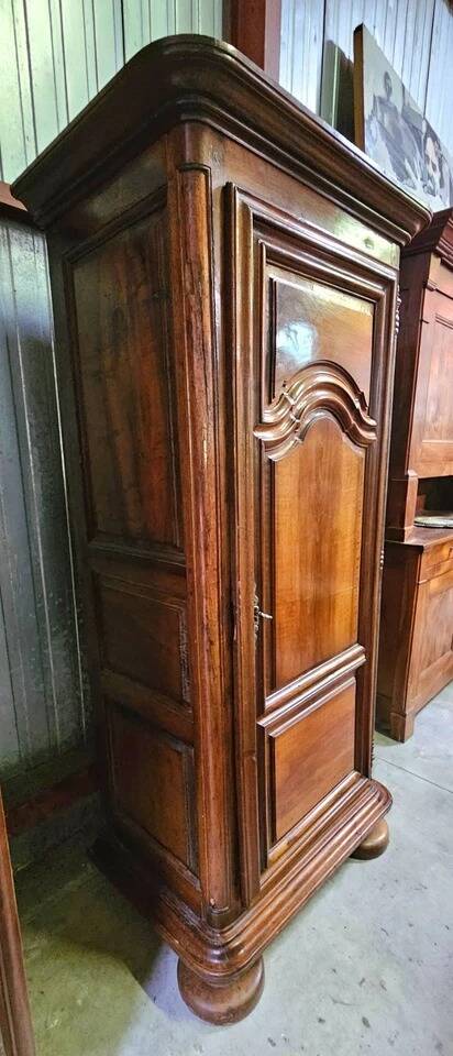 Louis XIII bonnetière wardrobe in solid walnut – 18th century period