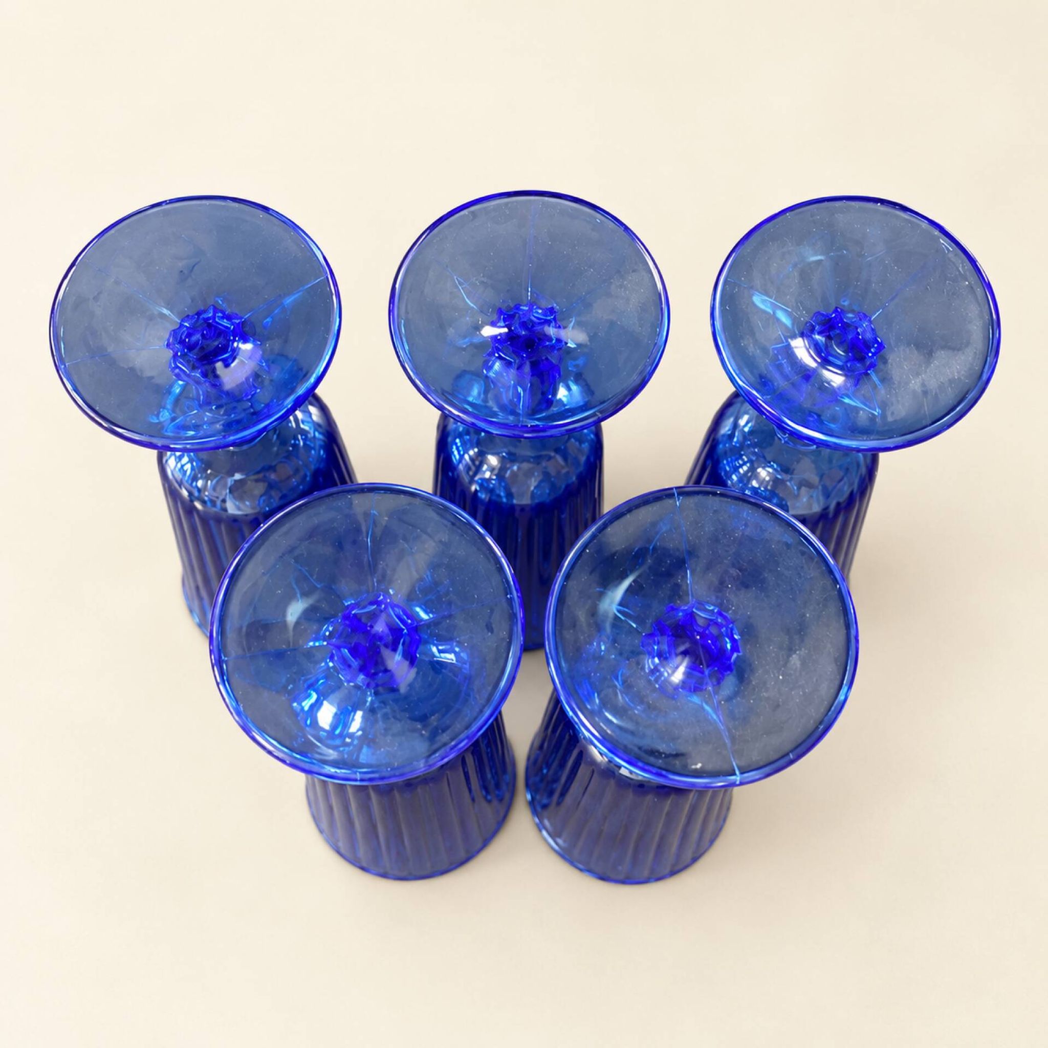 Lot de 5 flûtes à champagne en verre bleu à pied facetté