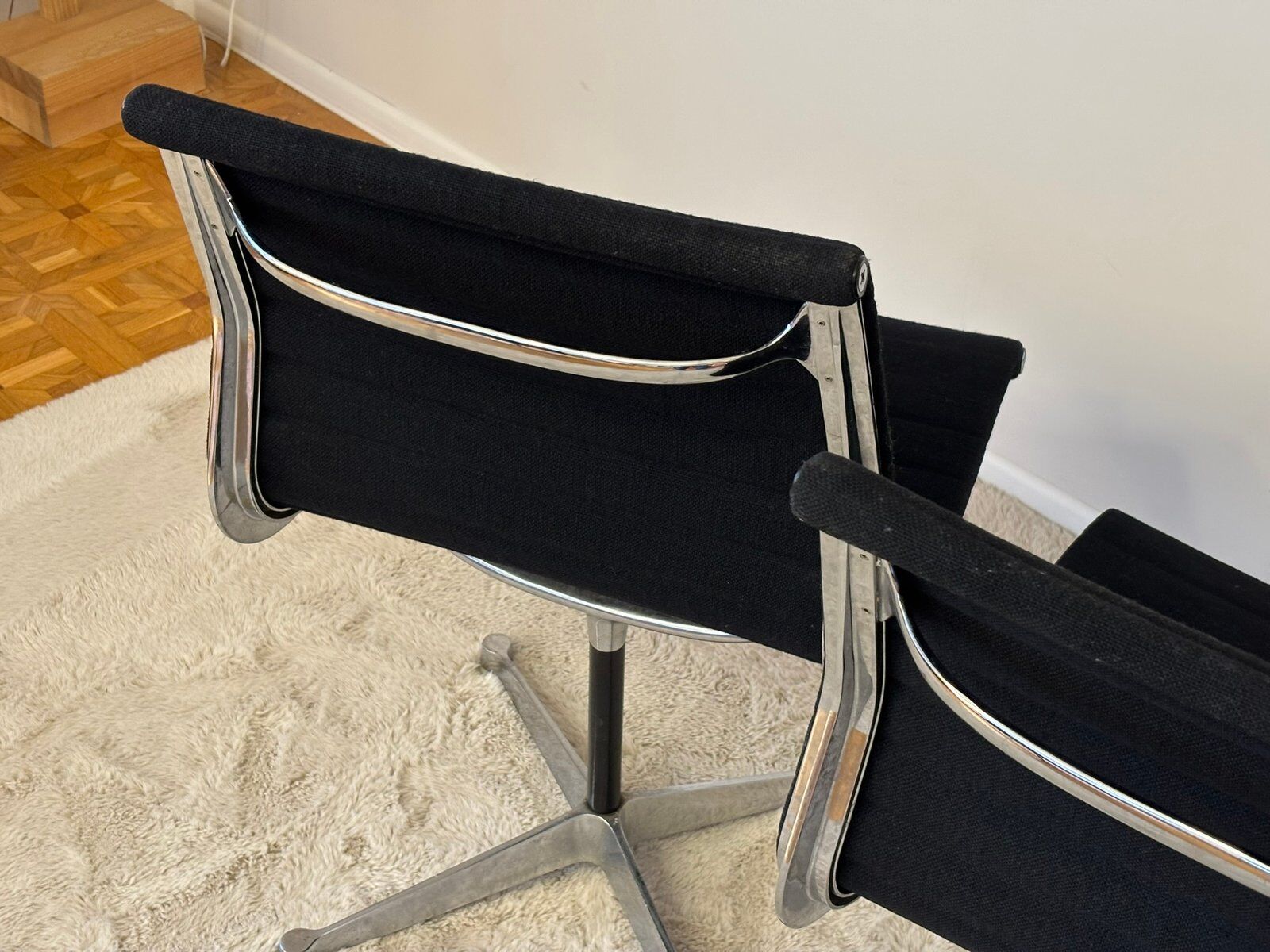 Model EA 105 aluminium chairs by Eames for Herman Miller, 1970s, set of 2