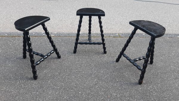 Lot de tabourets tripodes  pieds cannelés