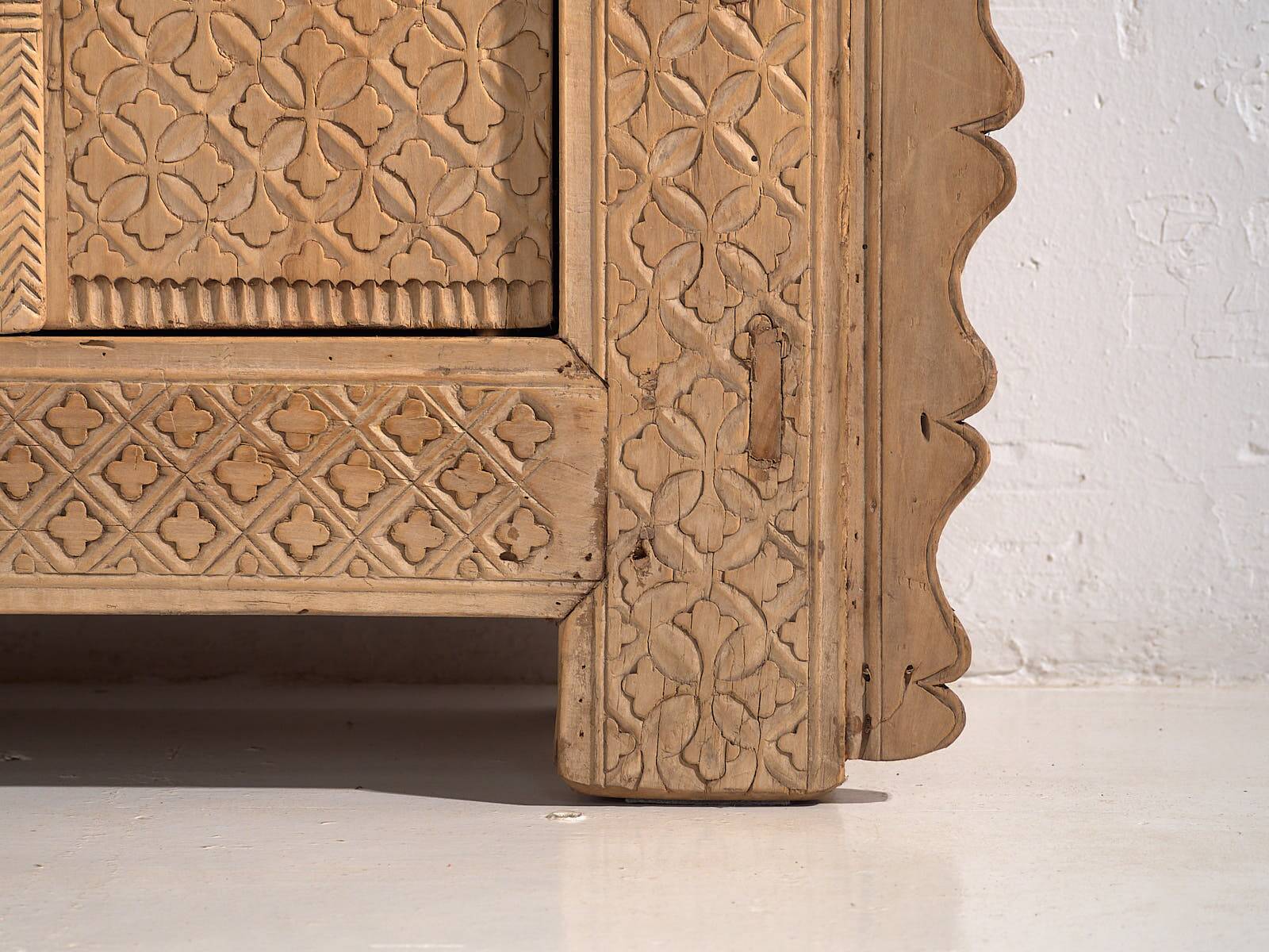 Ancien meuble TV sculpté à la main (c.1900)