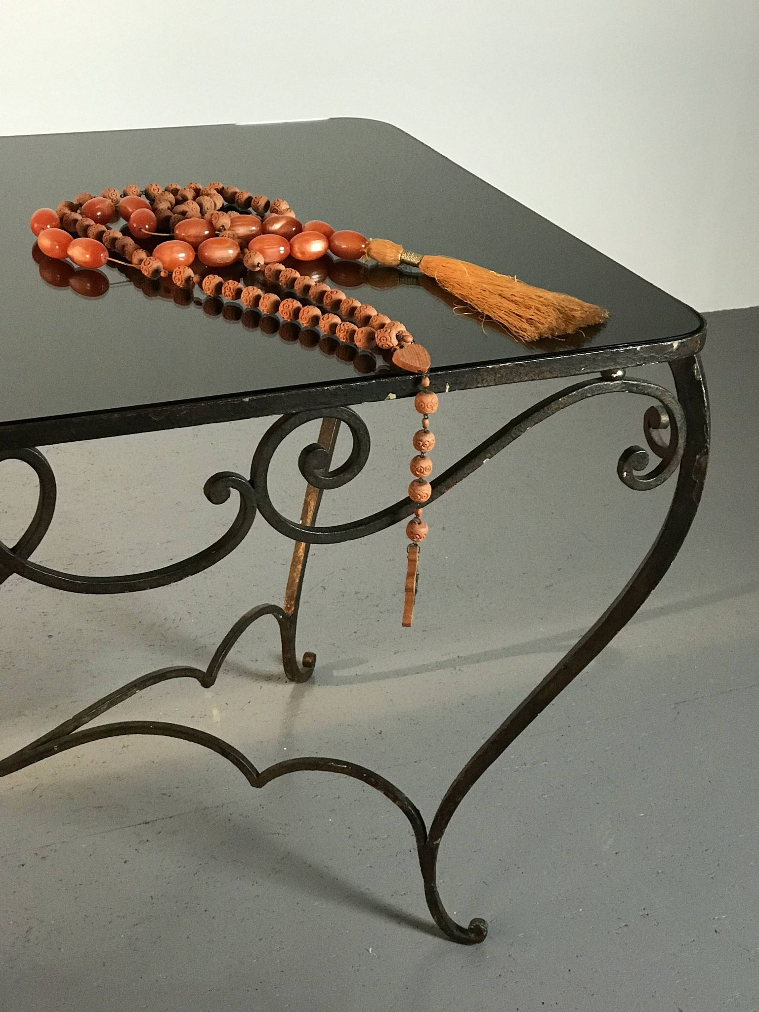 Table à manger Art Déco en fer forgé avec verre noir, années 1930