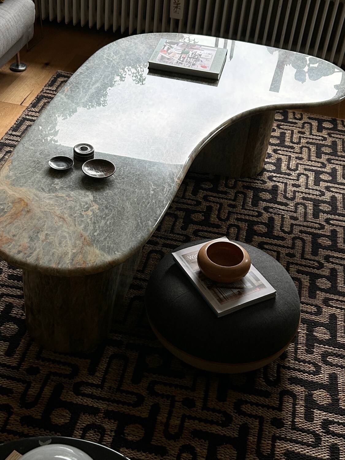 Table basse Boomerang en marbre italien de forme libre et organique