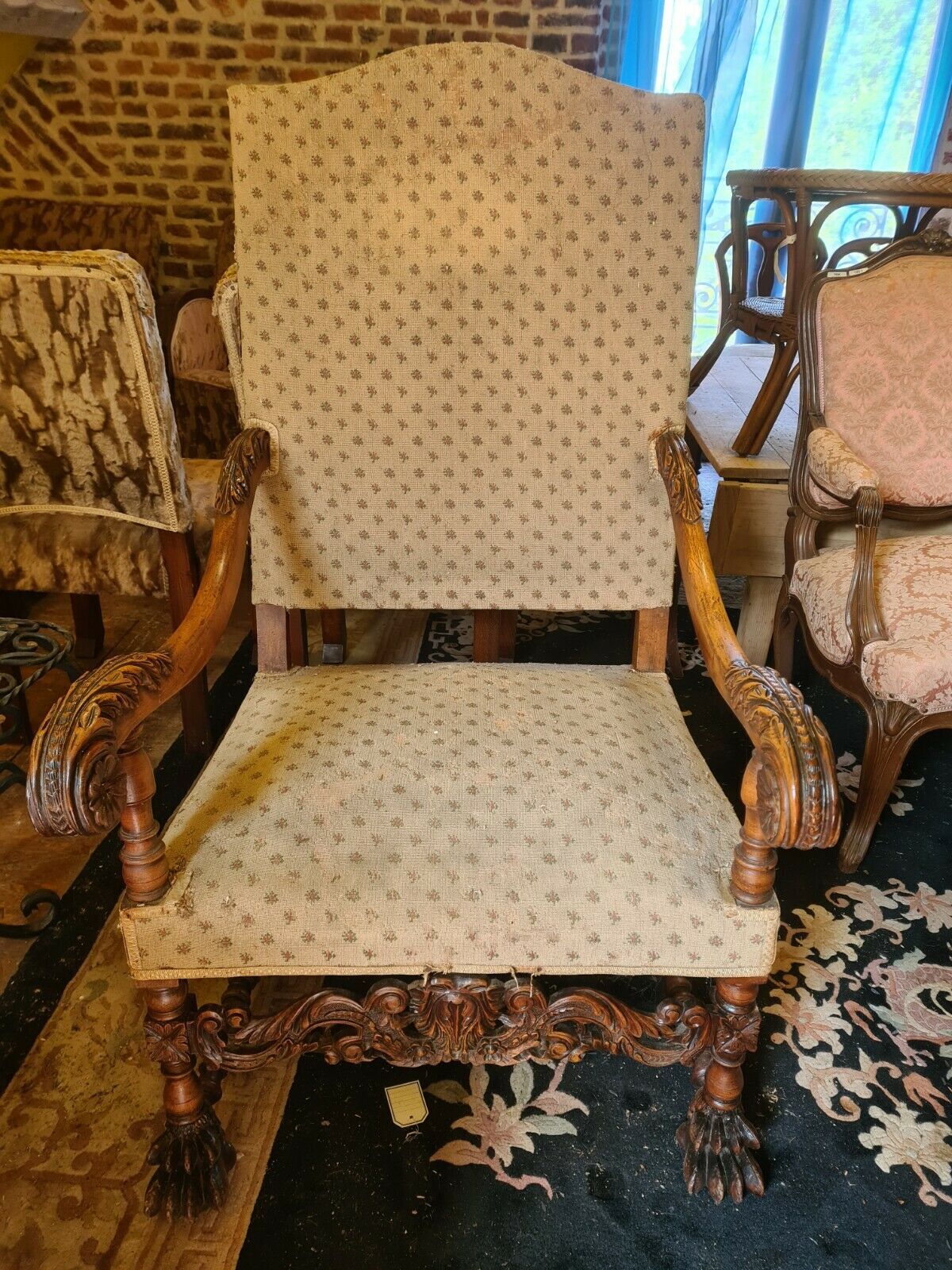Fauteuil style renaissance en noyer