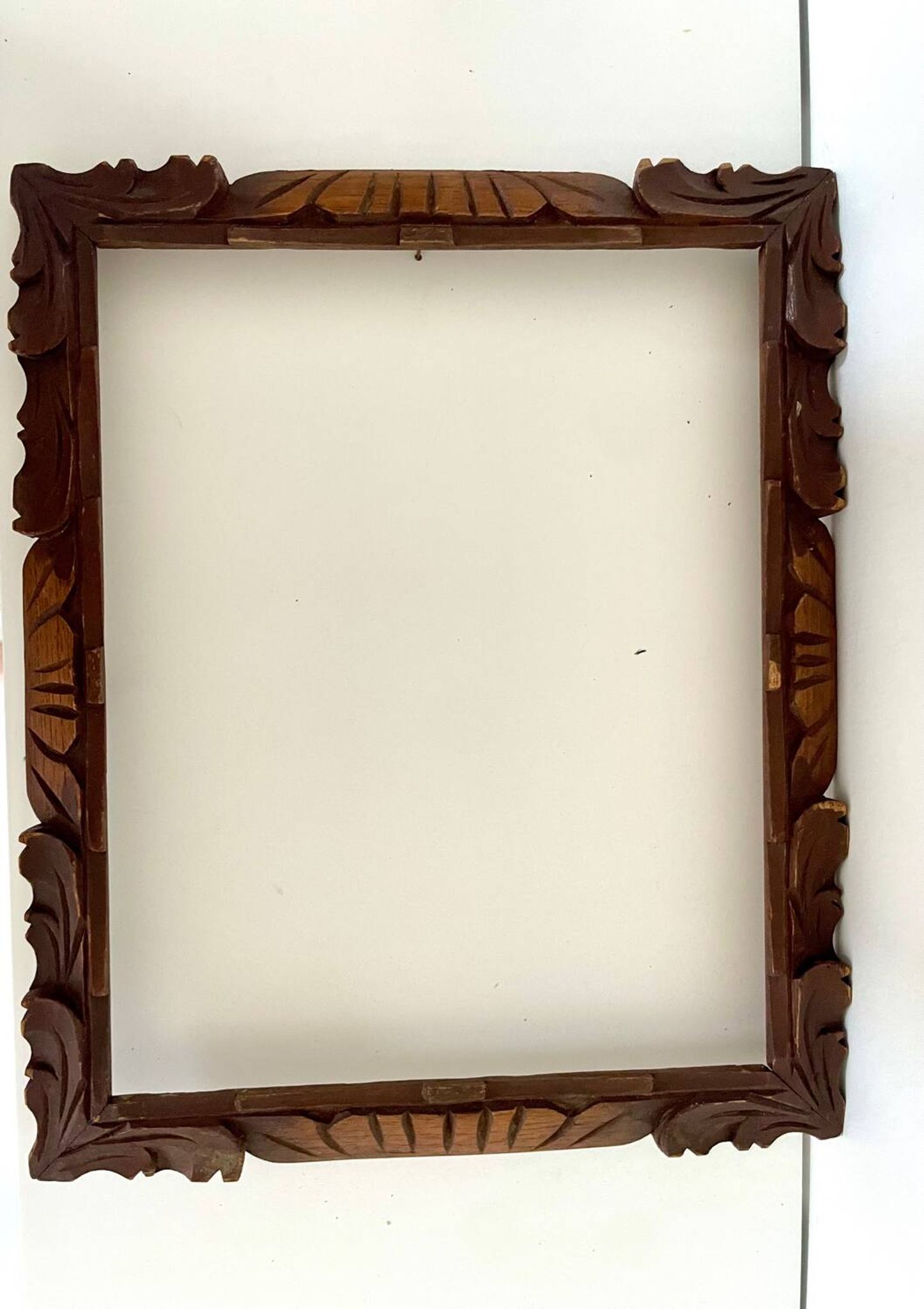 Cadre ancien sculpté à la main en bois de cèdre 29,5 cm x 24 cm