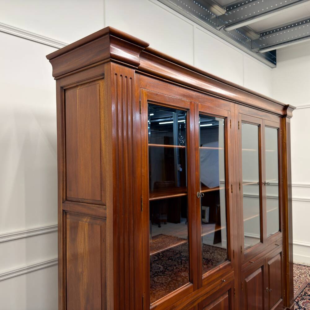 Bibliothèque anglaise classique avec colonnes