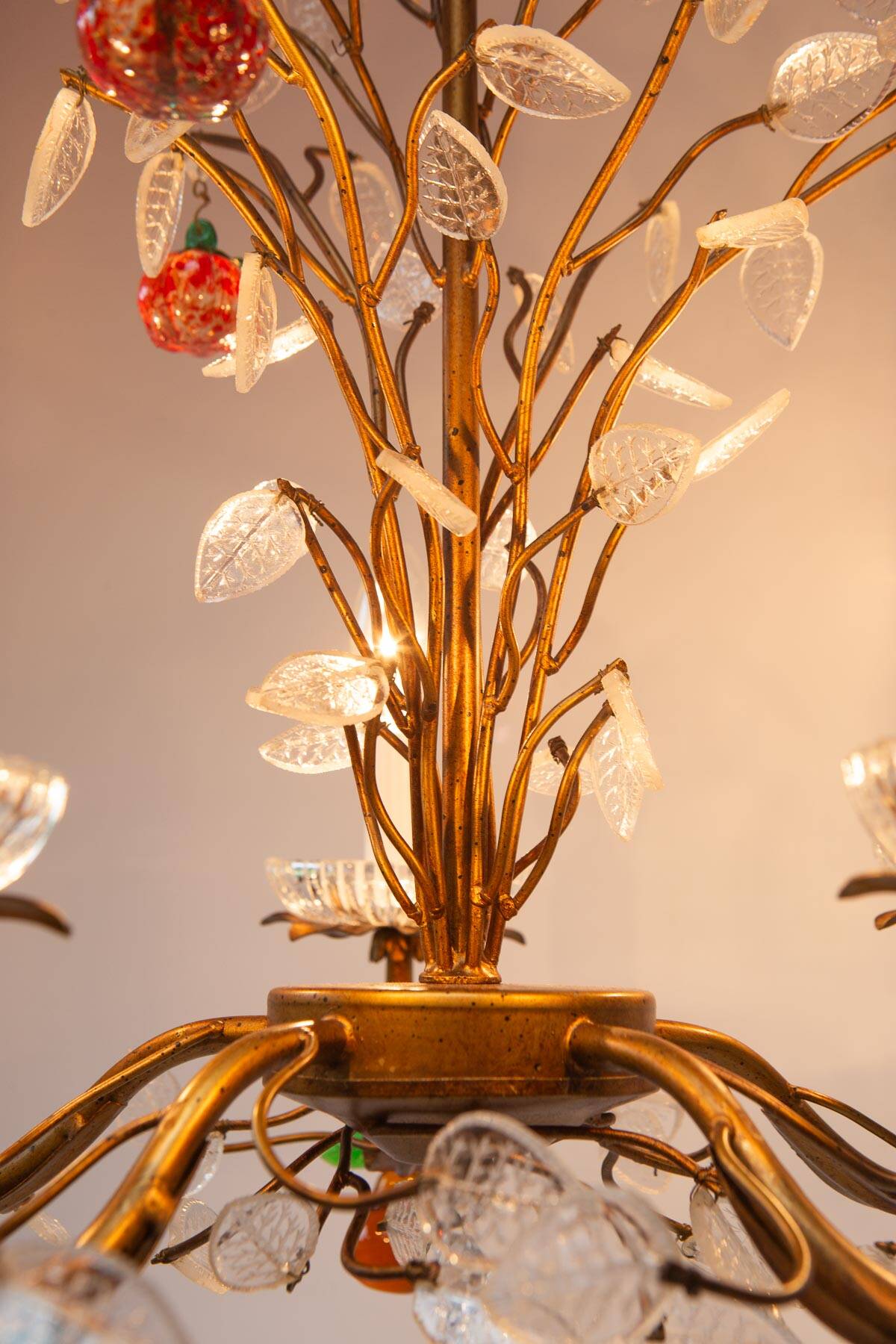 Lustre italien en métal cuivré, feuilles de cristal et fruits colorés (49 c