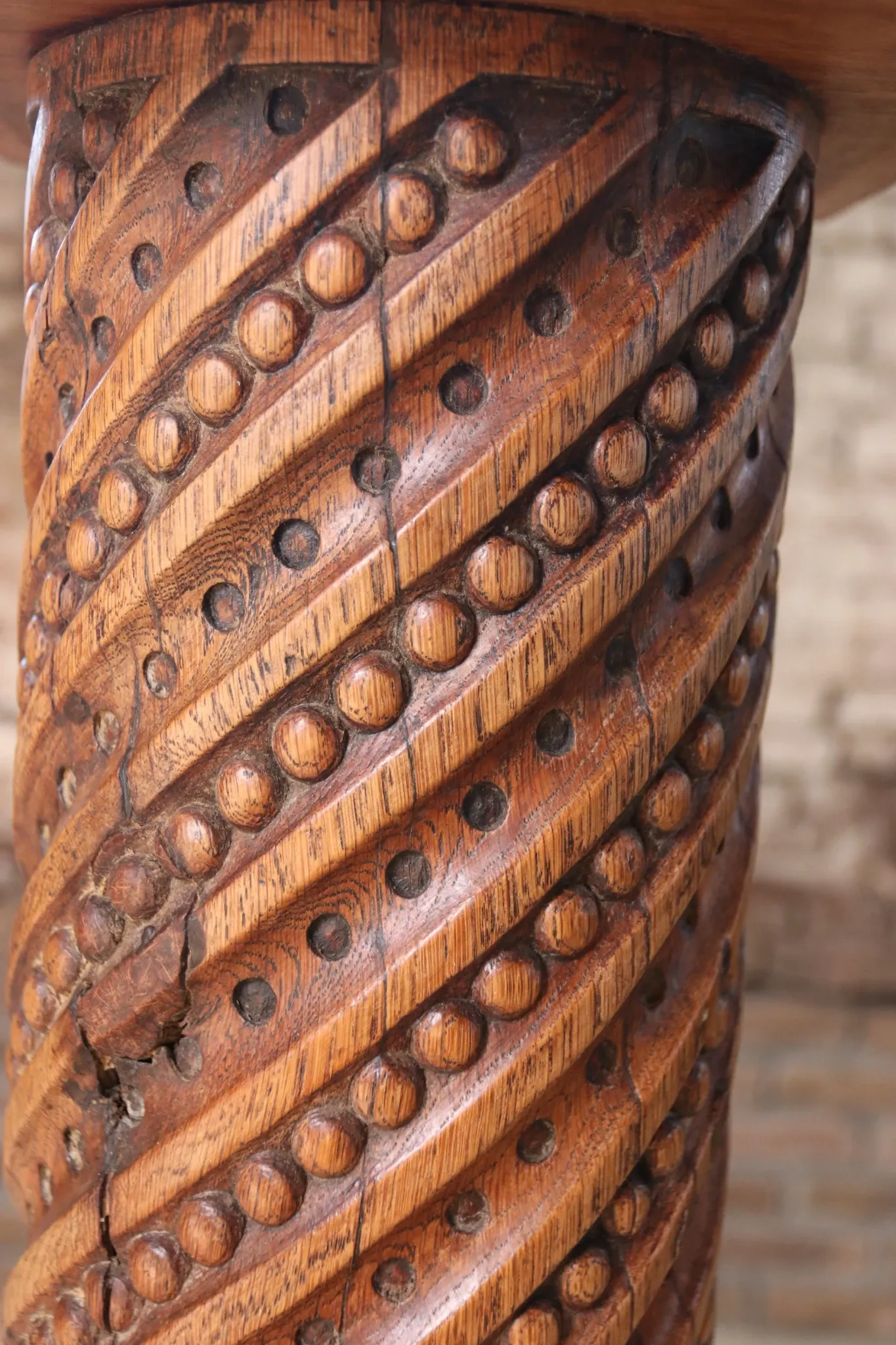 Carved oak column with twisted shaft, beads and acanthus – 19th c.