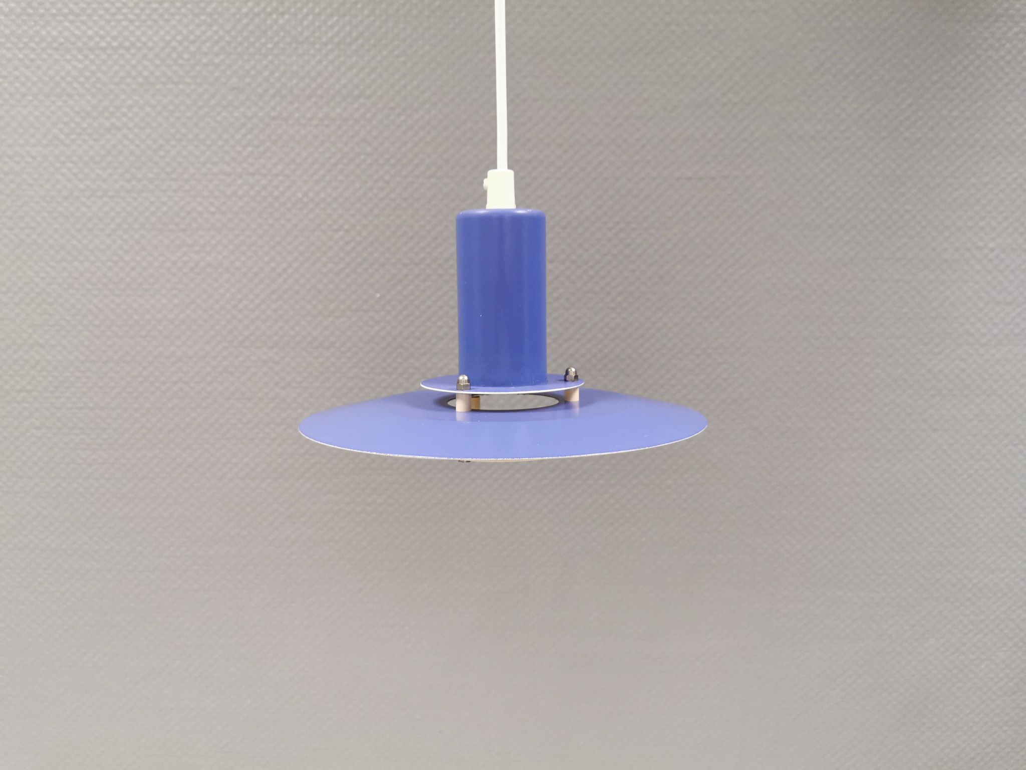 Une lampe suspendue minimaliste bleue de Lyfa Danemark des années 1980.