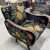 Fauteuil en velours noir brodé et pieds en manguier massif noir