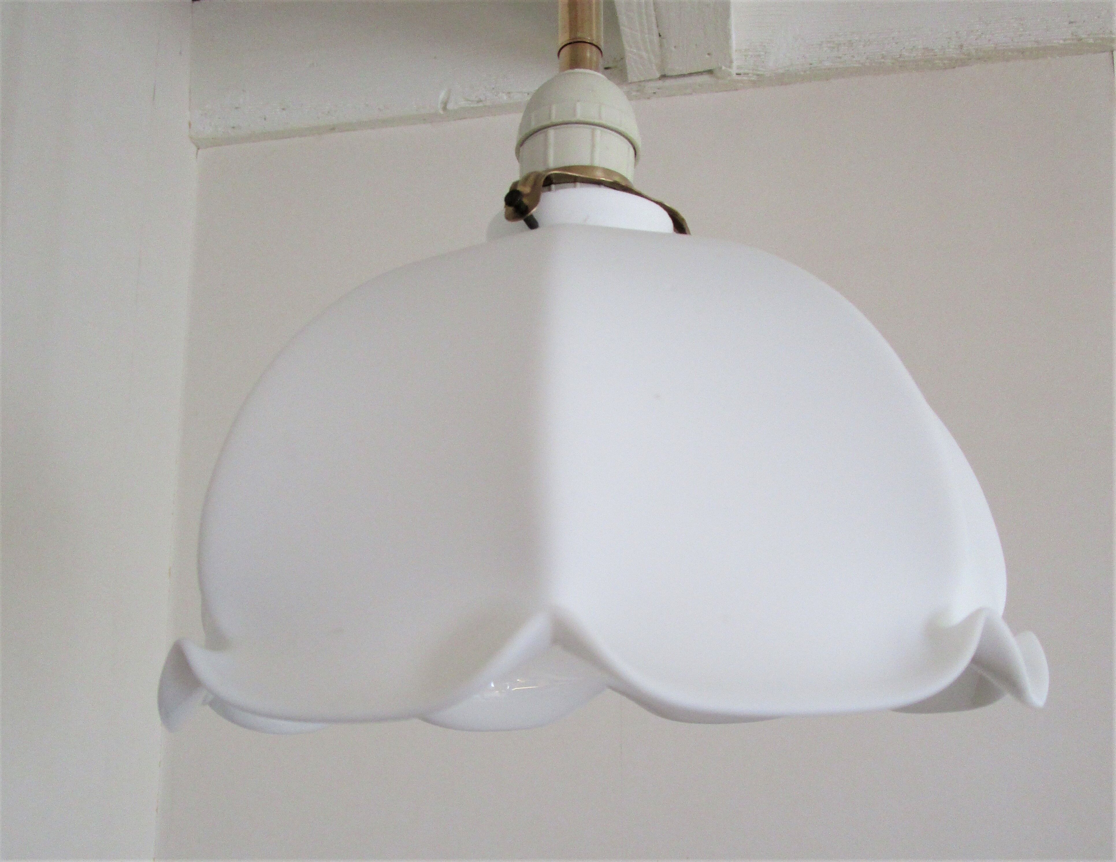 Suspension opaline flower and vintage brass