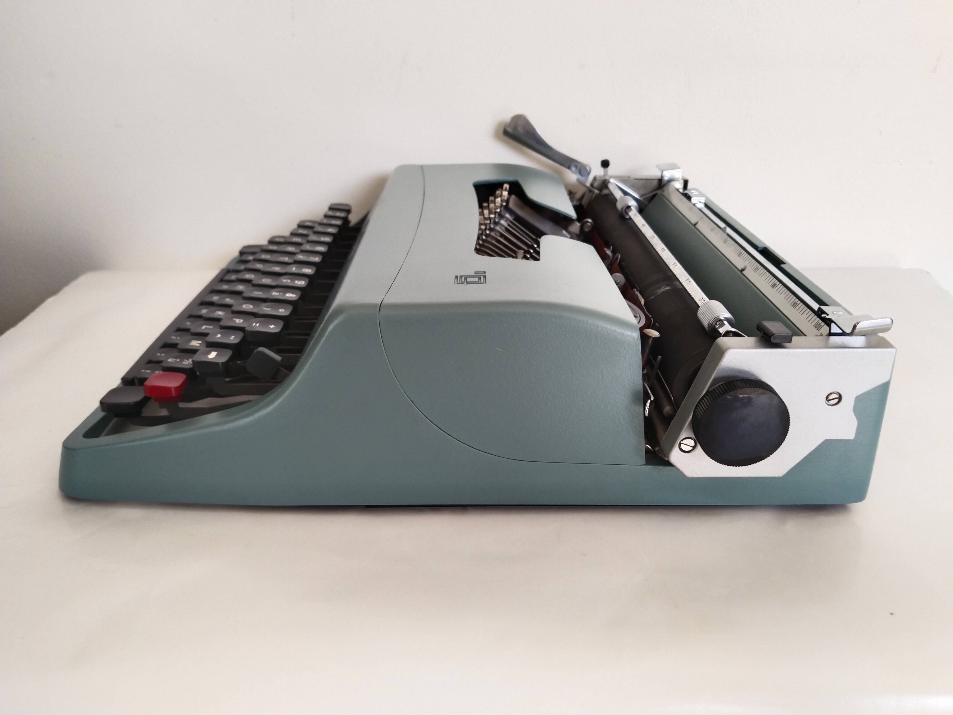 Olivetti Lettera 32 portable typewriter, functional, new ribbon