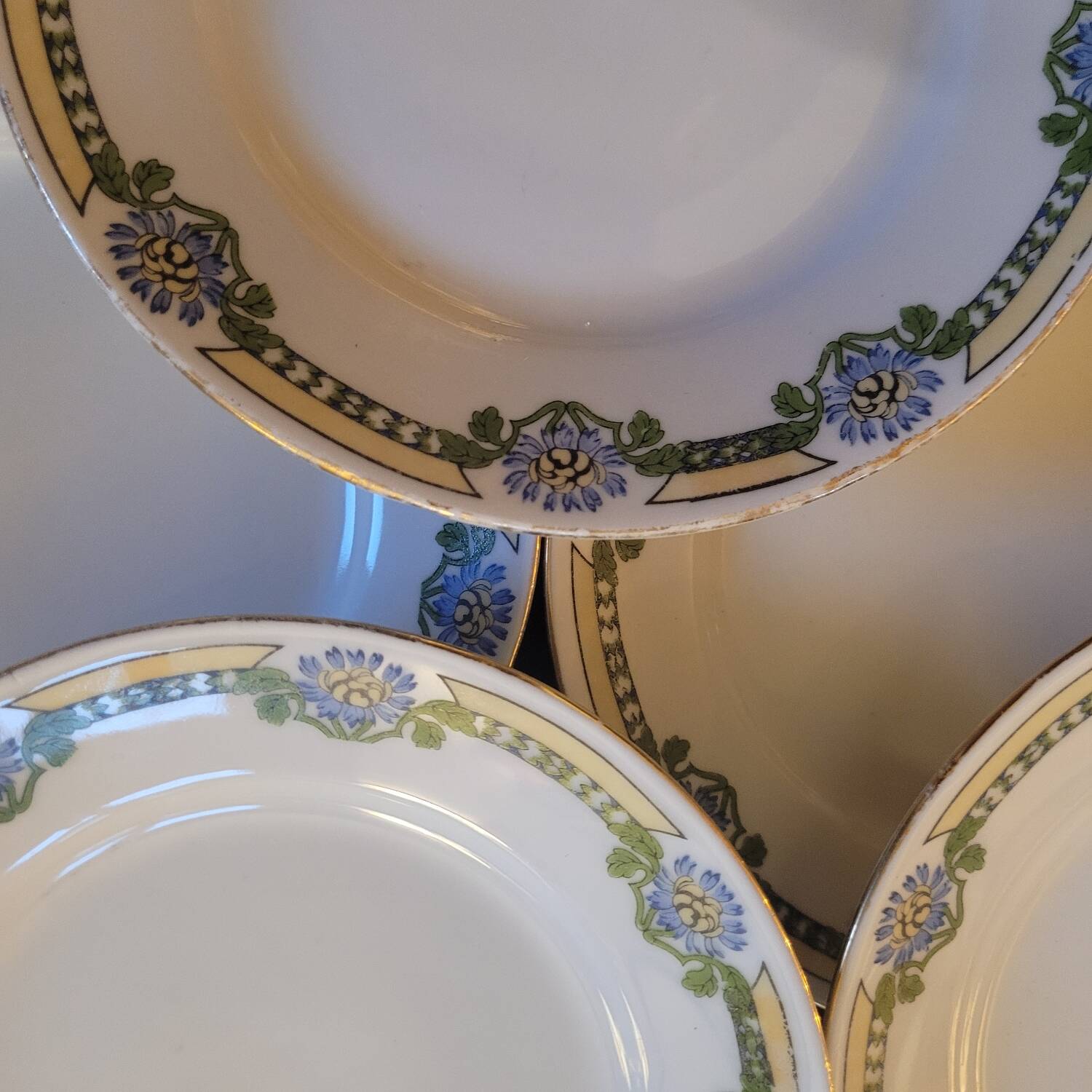 Set of 10 fine porcelain plates with Art Deco decoration.