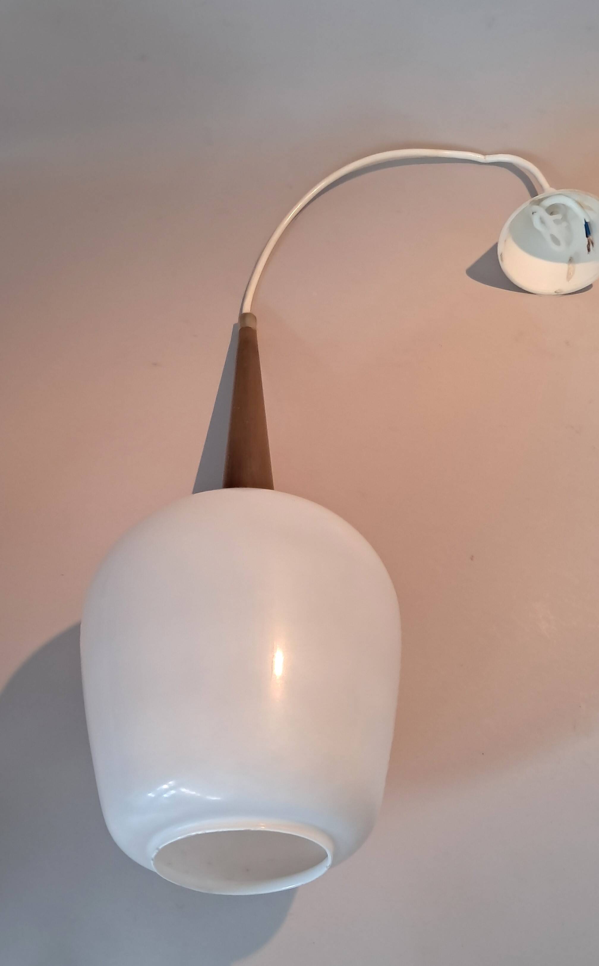 Suspension Louis Kalff  teck et opaline blanche 1950/1960.