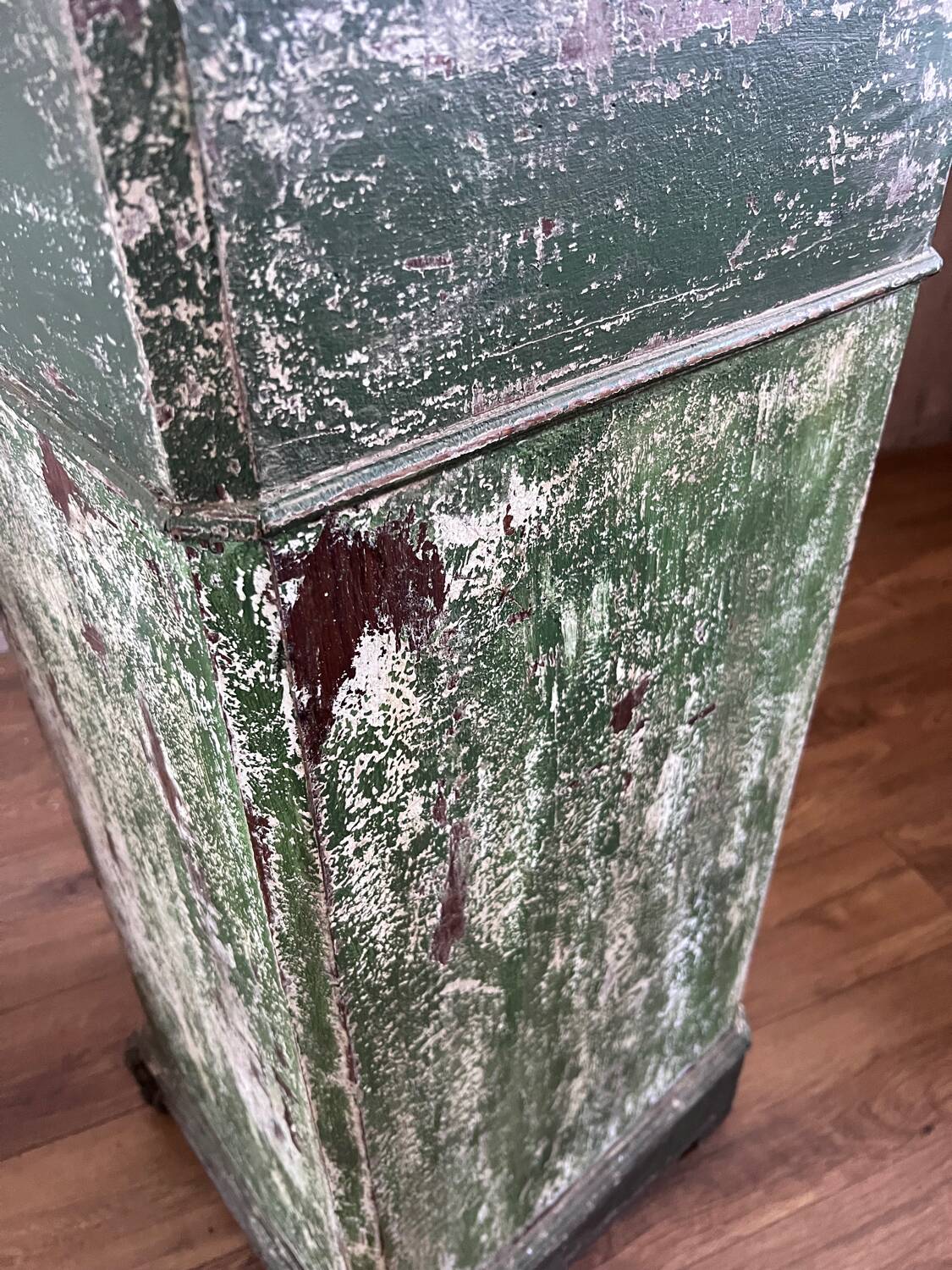 Chiffonnier ancien en bois patiné vert