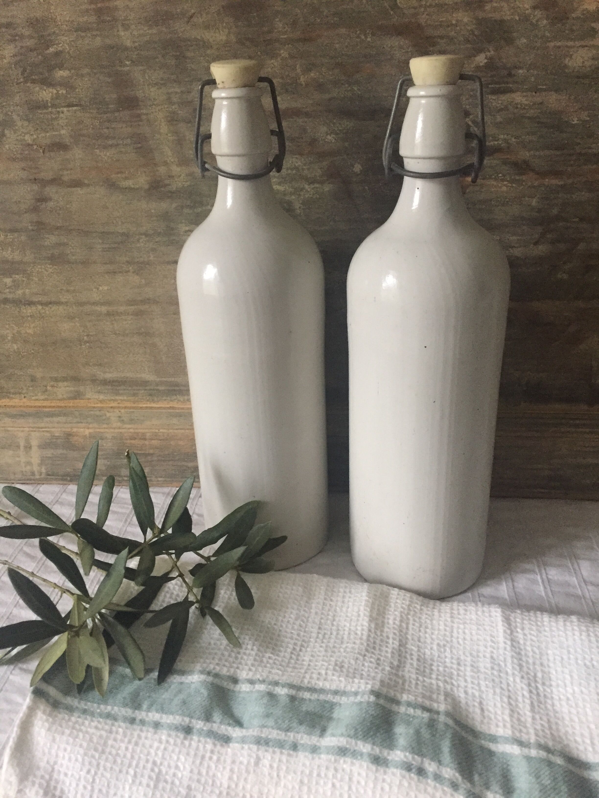 Duo de bouteilles en grès,