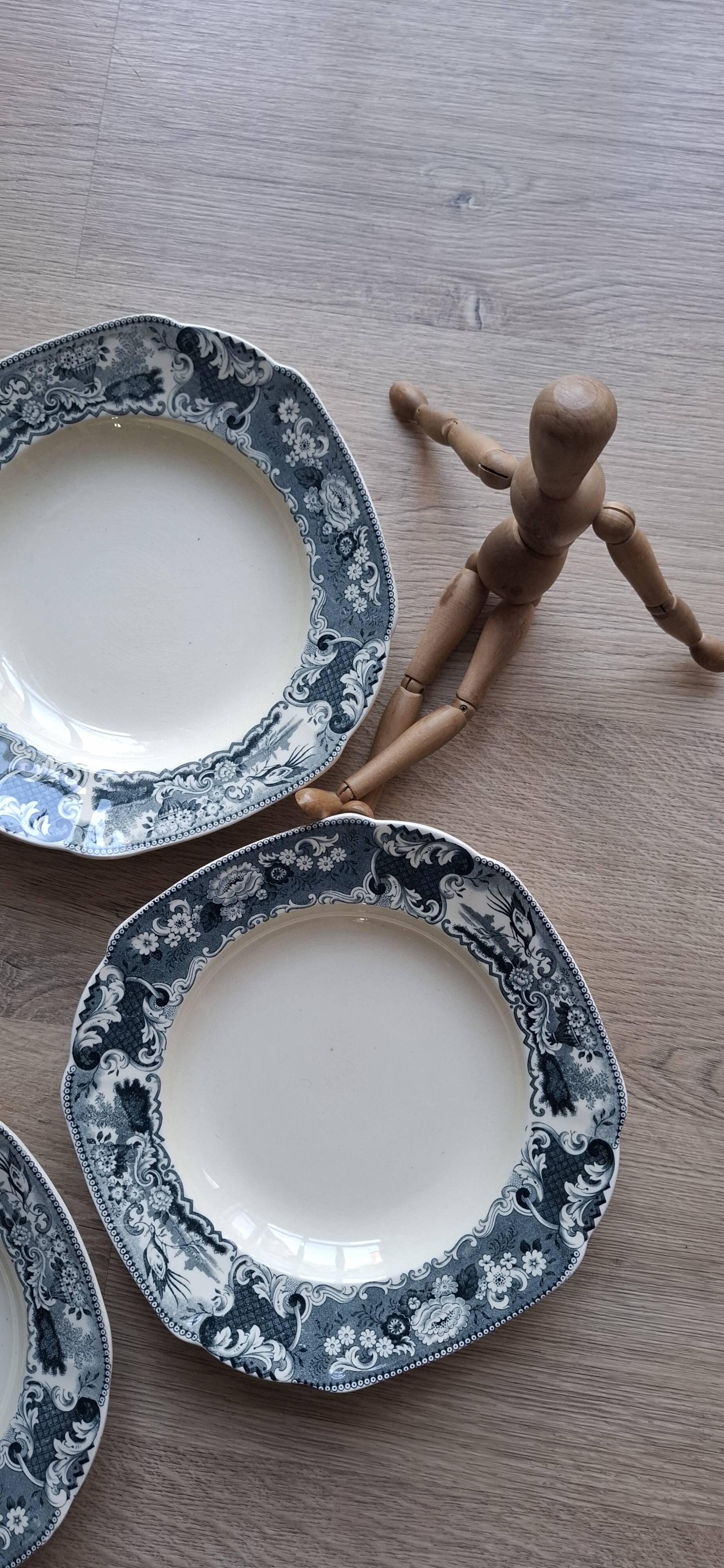 4 large Victoria Maestricht plates