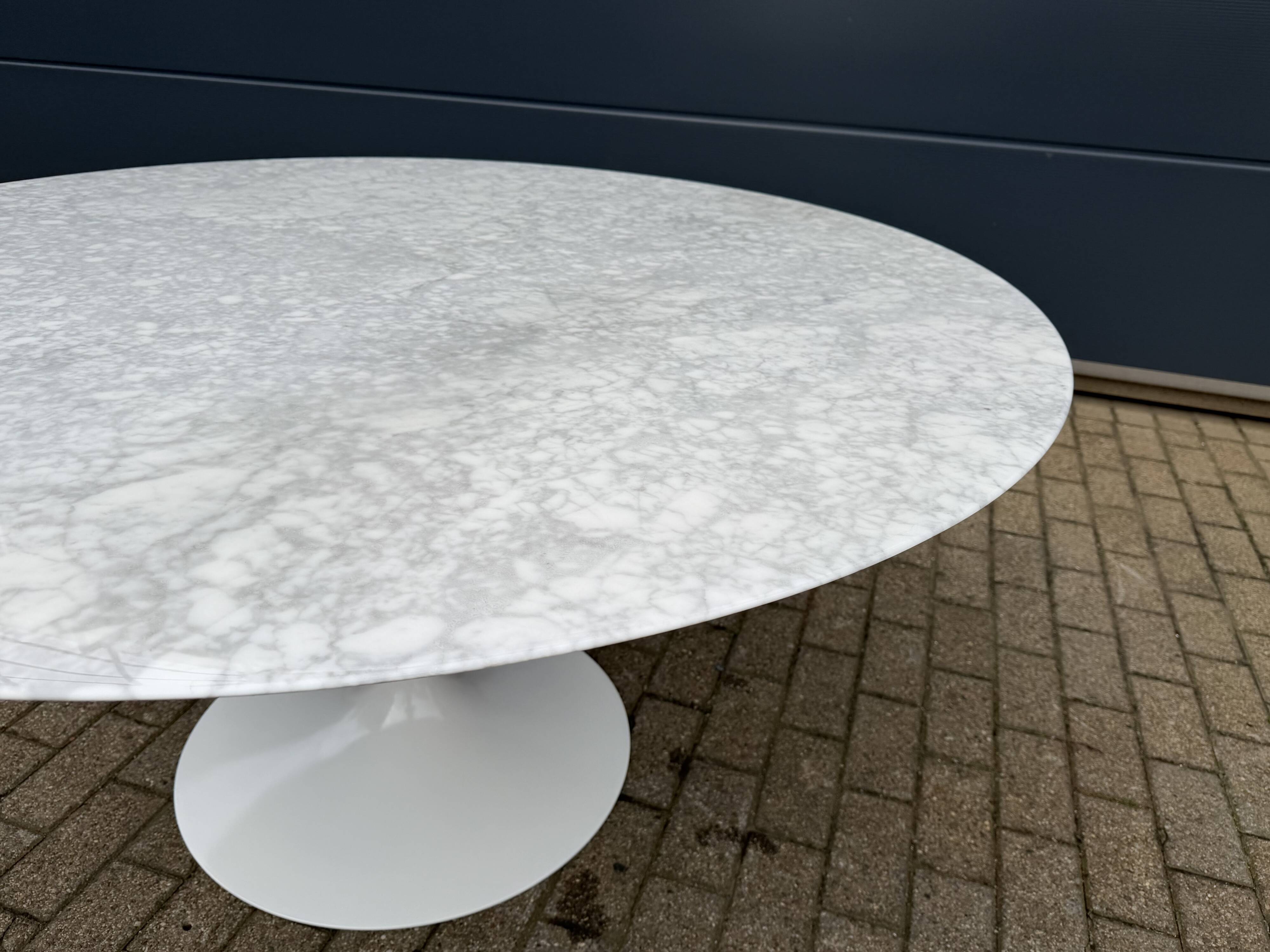Original round dining table Knoll Tulip (152cm) Carrara