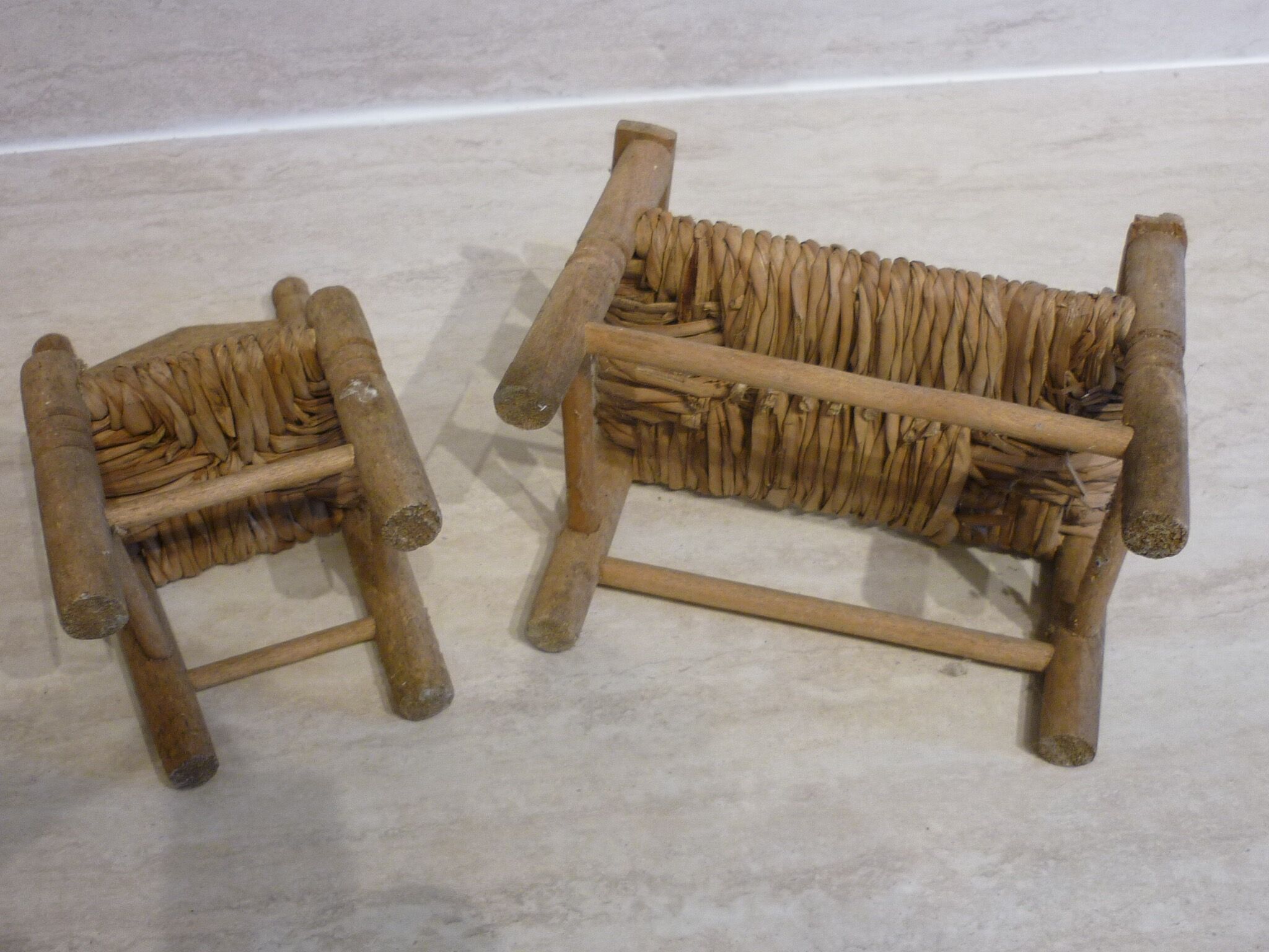 Bench and armchair in wood and straw for doll