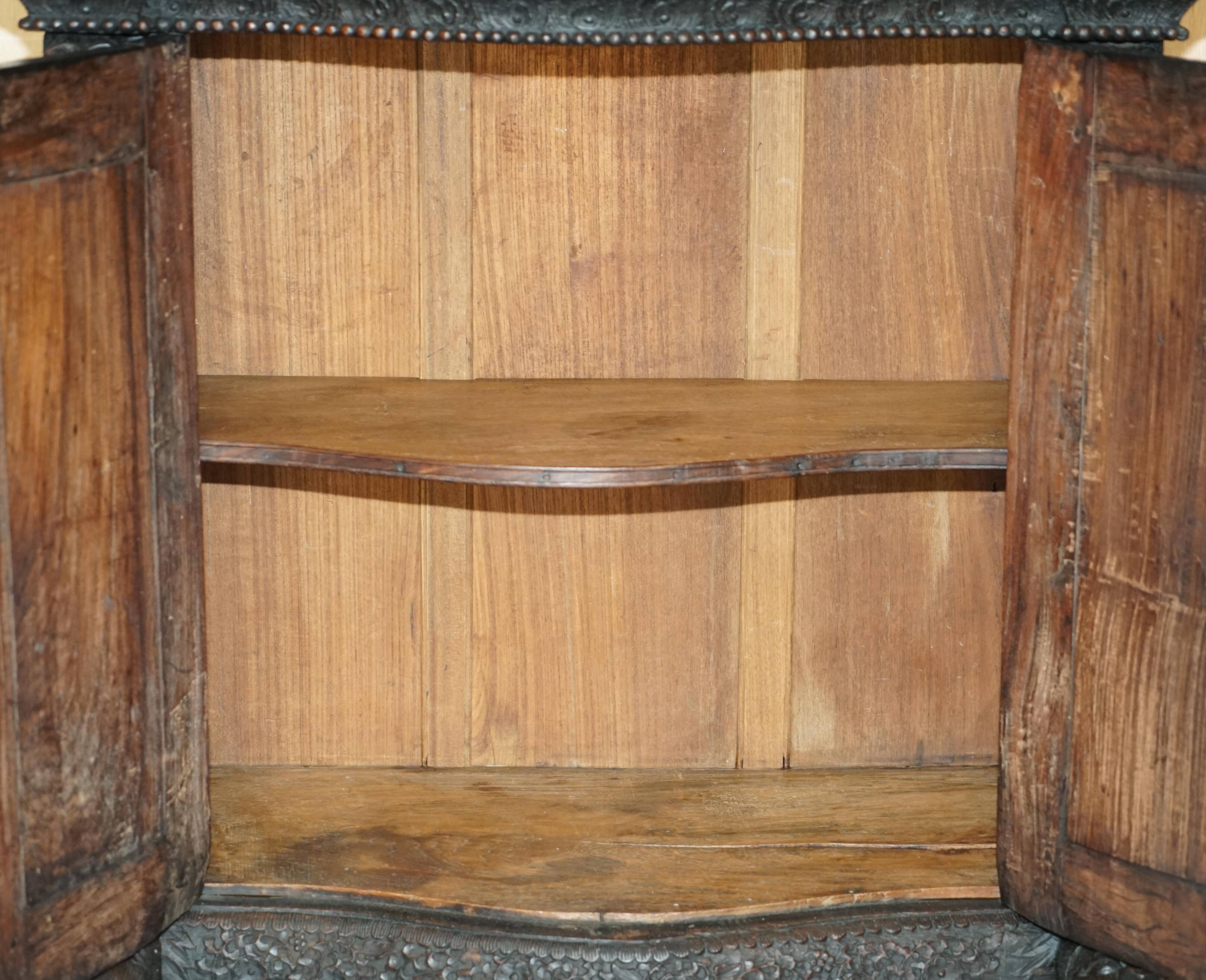 Buffet antique sculpté main style temple birman vers 1860