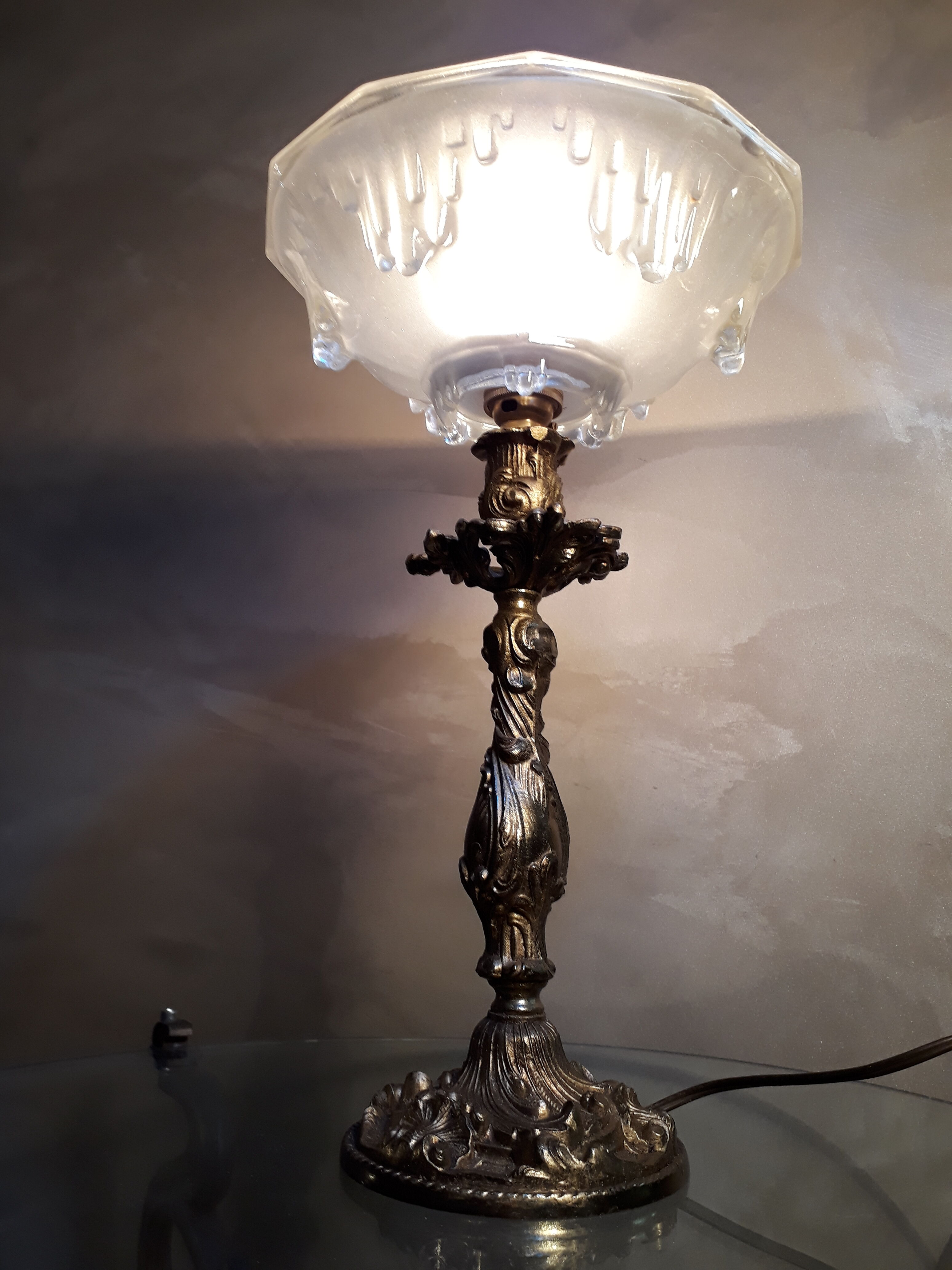 Lampe style bronze patiné et son verre opaque façon givré 22x35