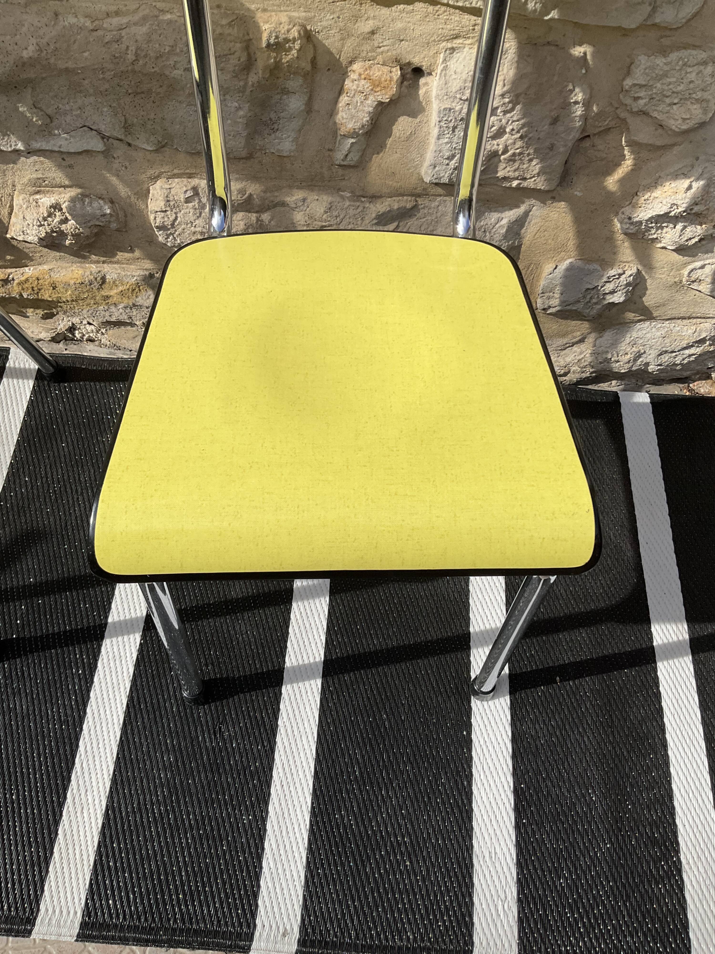Paire de chaises formica jaune tubauto