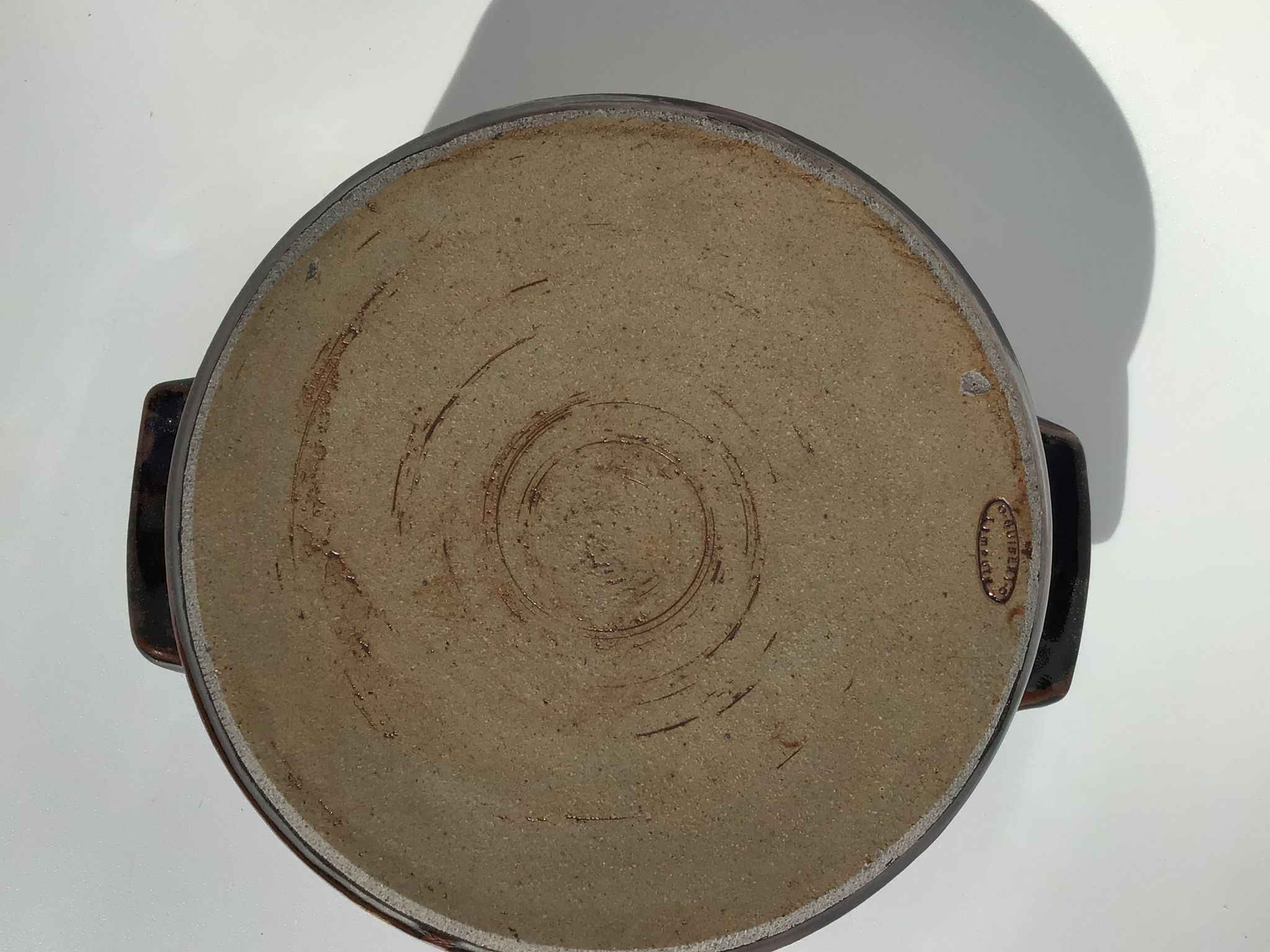 Artisanal sandstone dish signed Guibert red brown decorated
