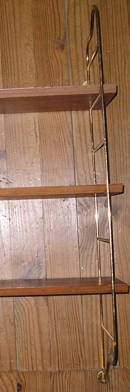Etagère murale string bois-métal doré Nisse Strinning