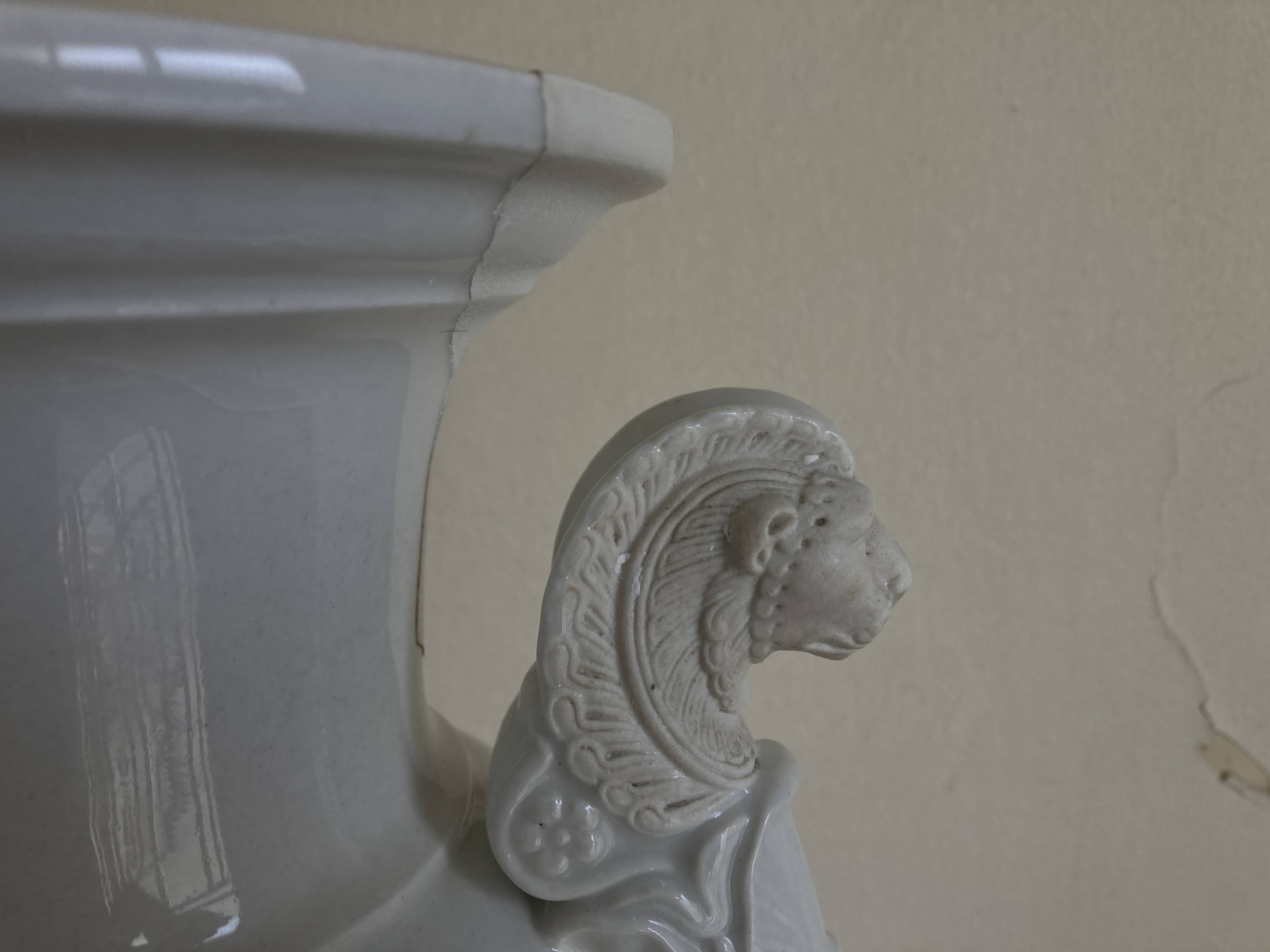 XXL white lion head neo-classical amphora vase from the Empire Consulate.