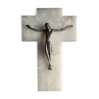 Crucifix mural ancien en onyx blanc