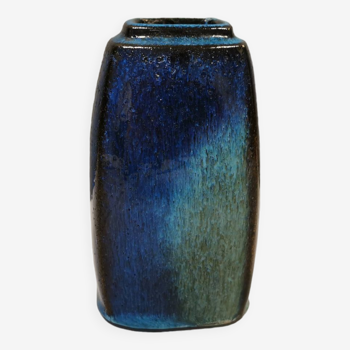 Vase en plusieurs nuances de bleu, de la poterie d'art danoise Stogo. Estimé dans les années 1970-1980