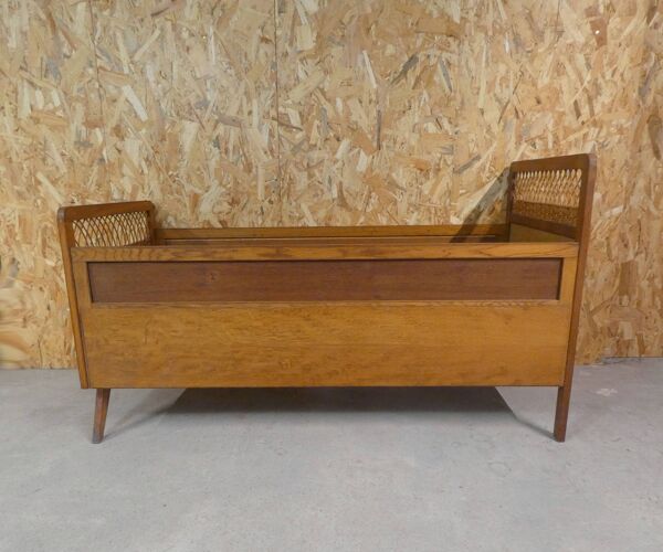 Lit en rotin et bois pieds compas enfant vintage