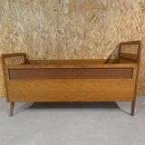 Lit en rotin et bois pieds compas enfant vintage