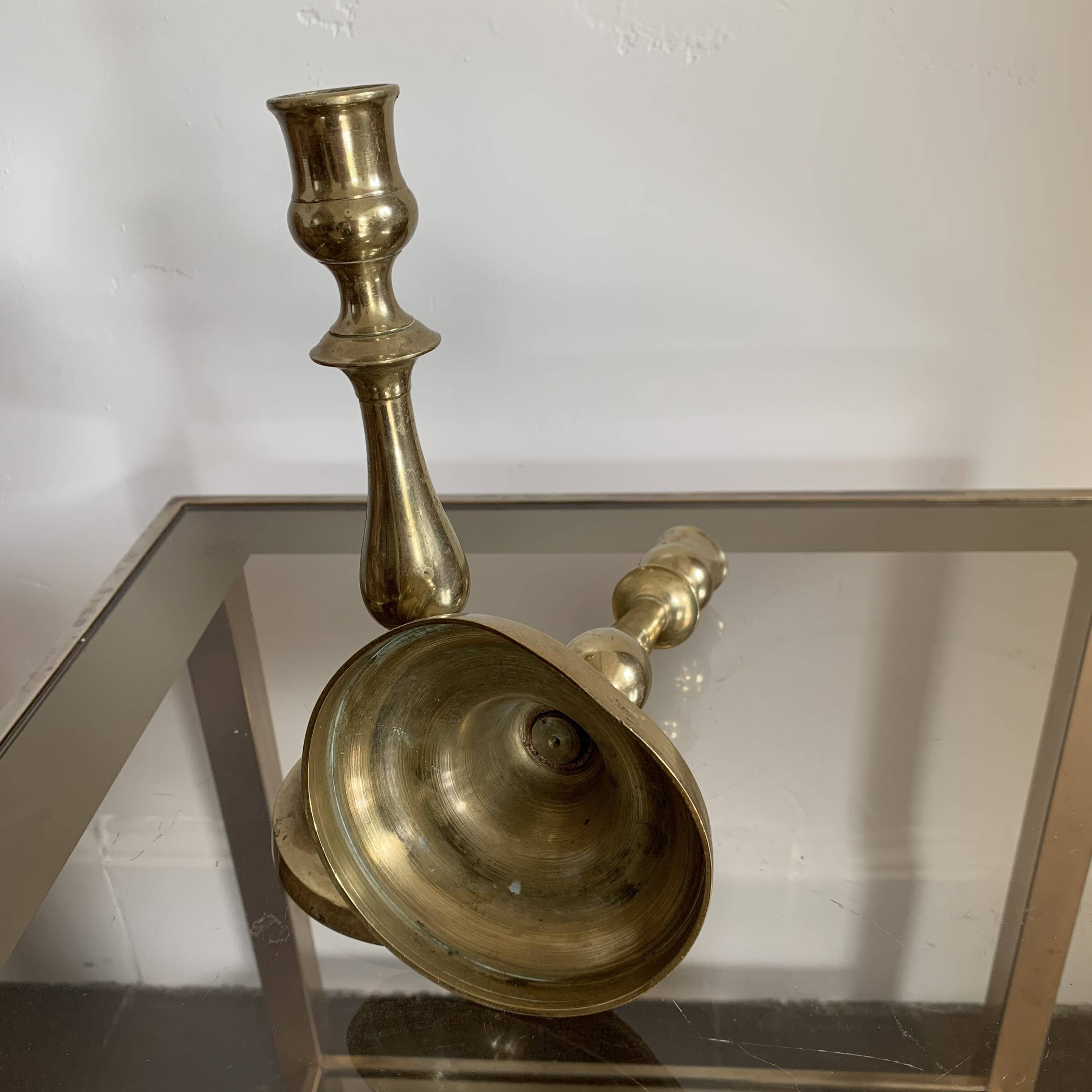 Paire de bougeoirs en laiton