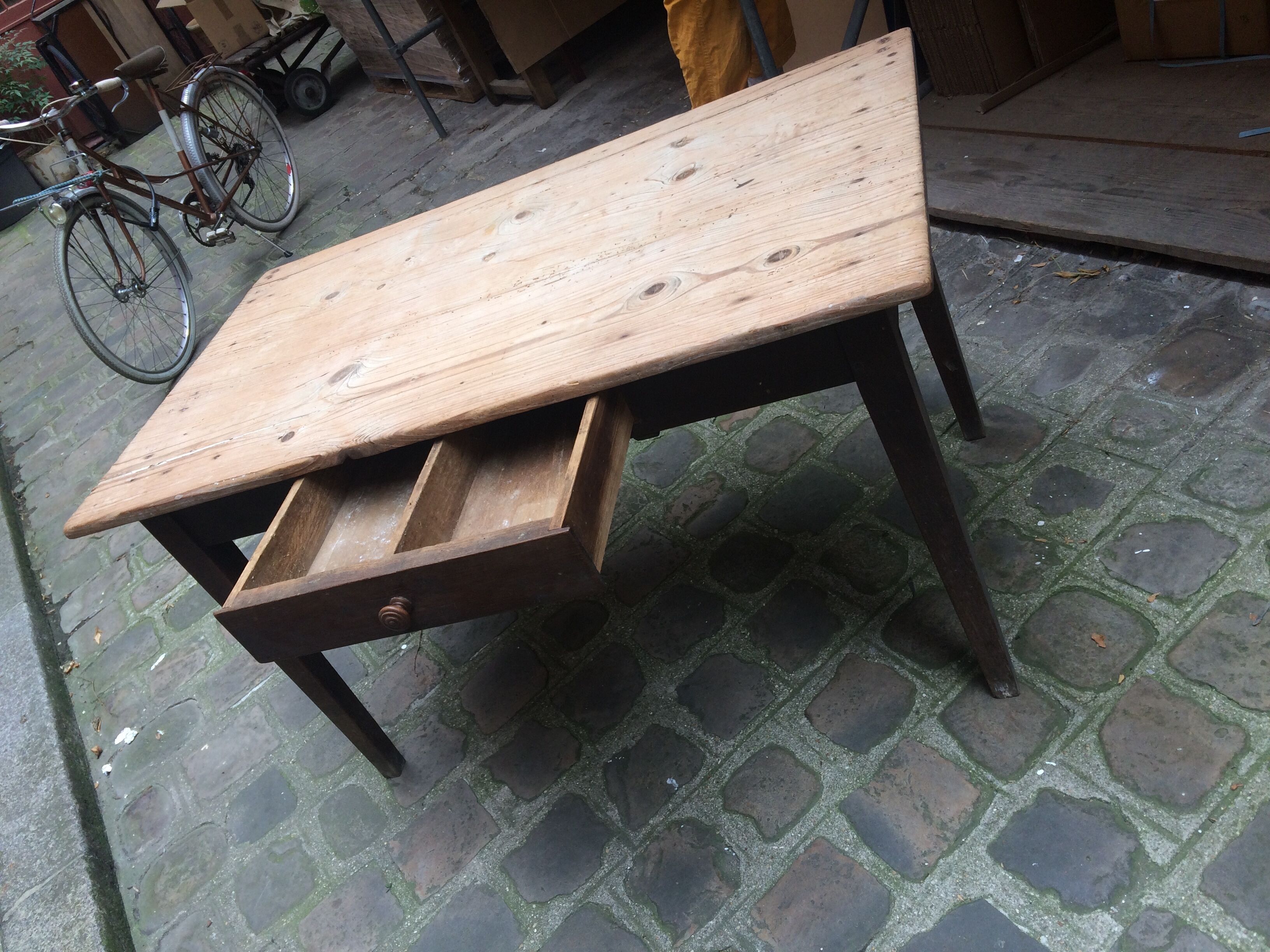 Firm table spindle feet