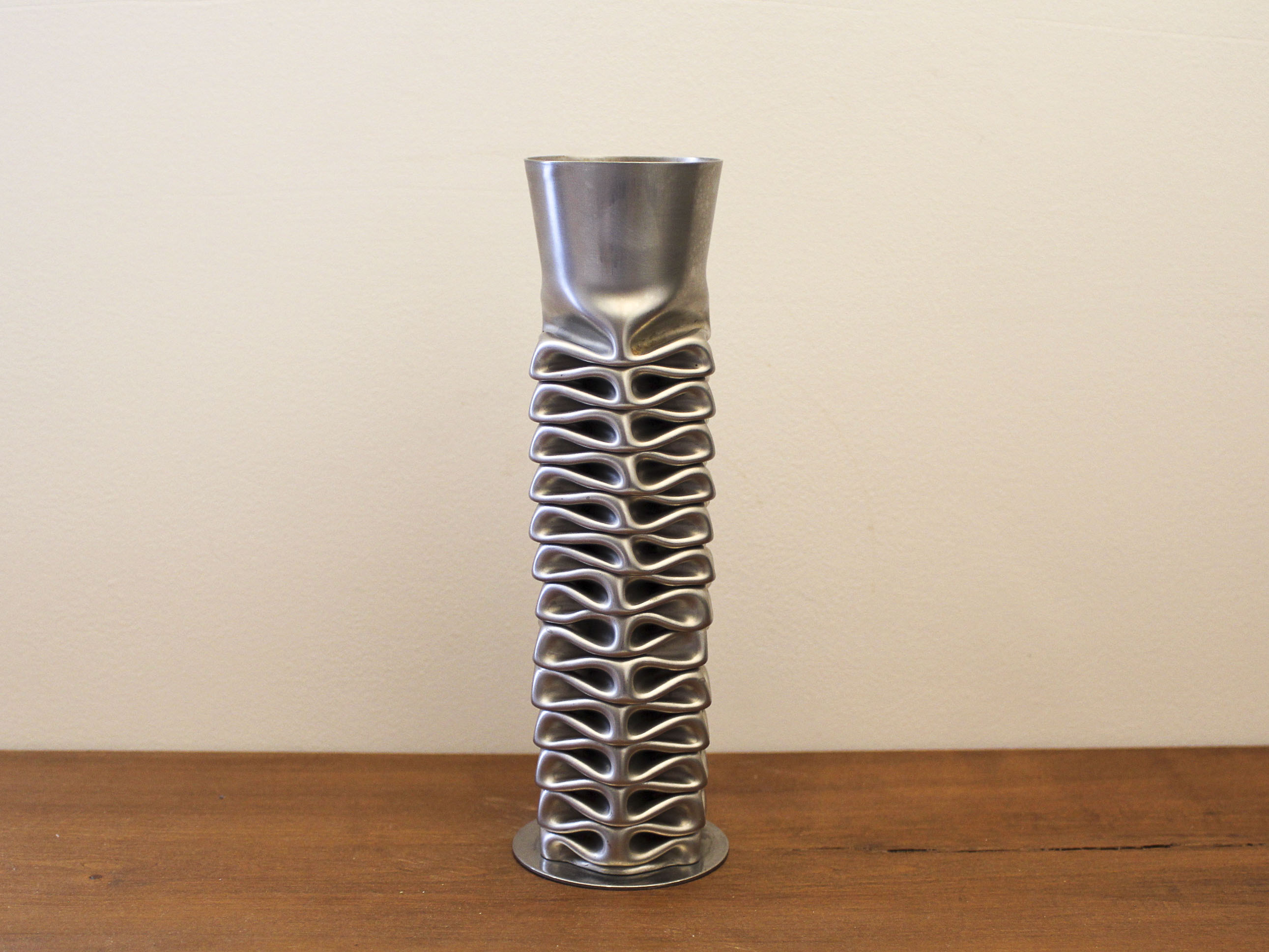 Vase en acier inoxydable compressé