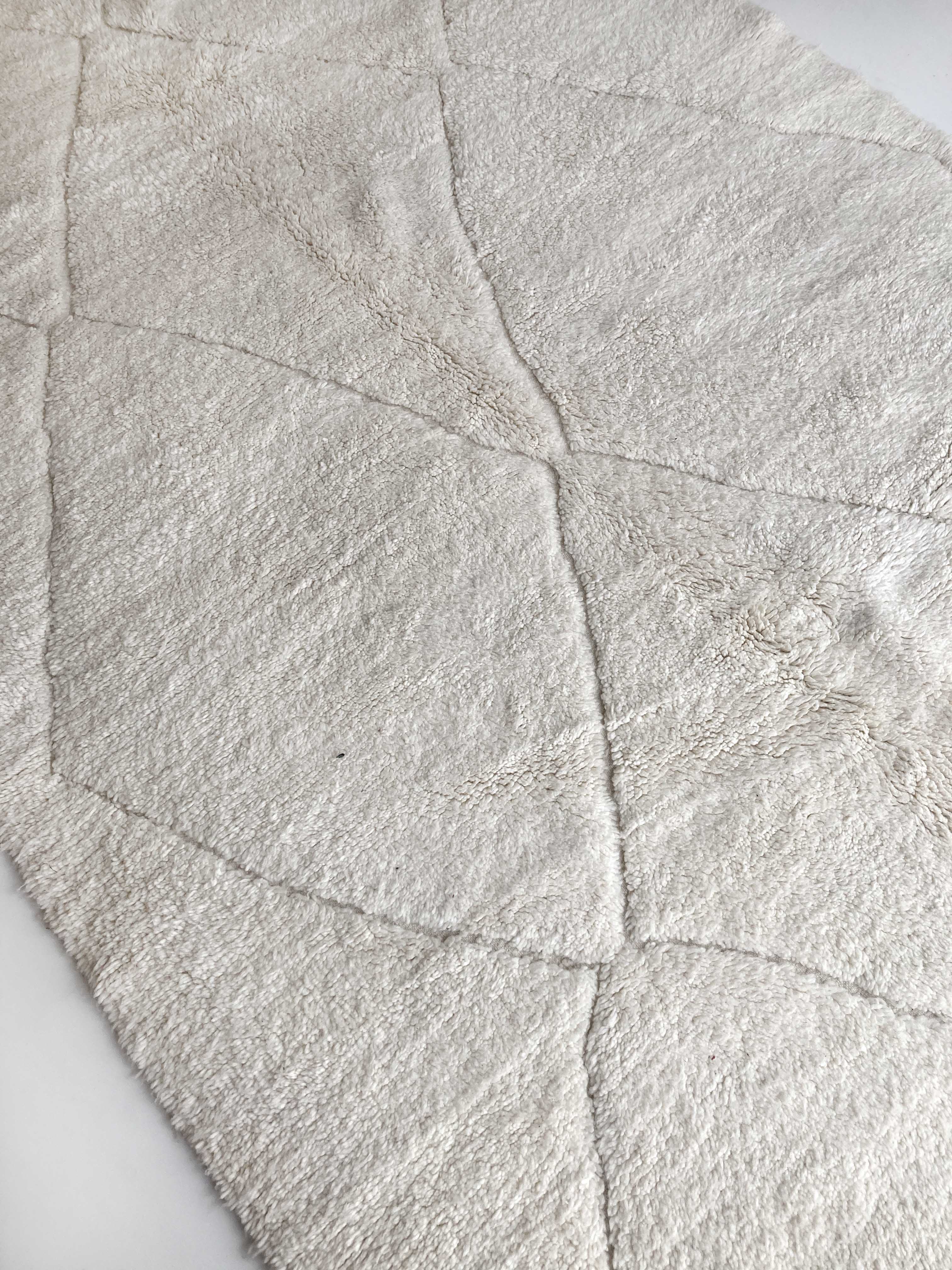 Moroccan Berber carpet Beni ouarain ecru plain with engraved diamonds 285x200cm