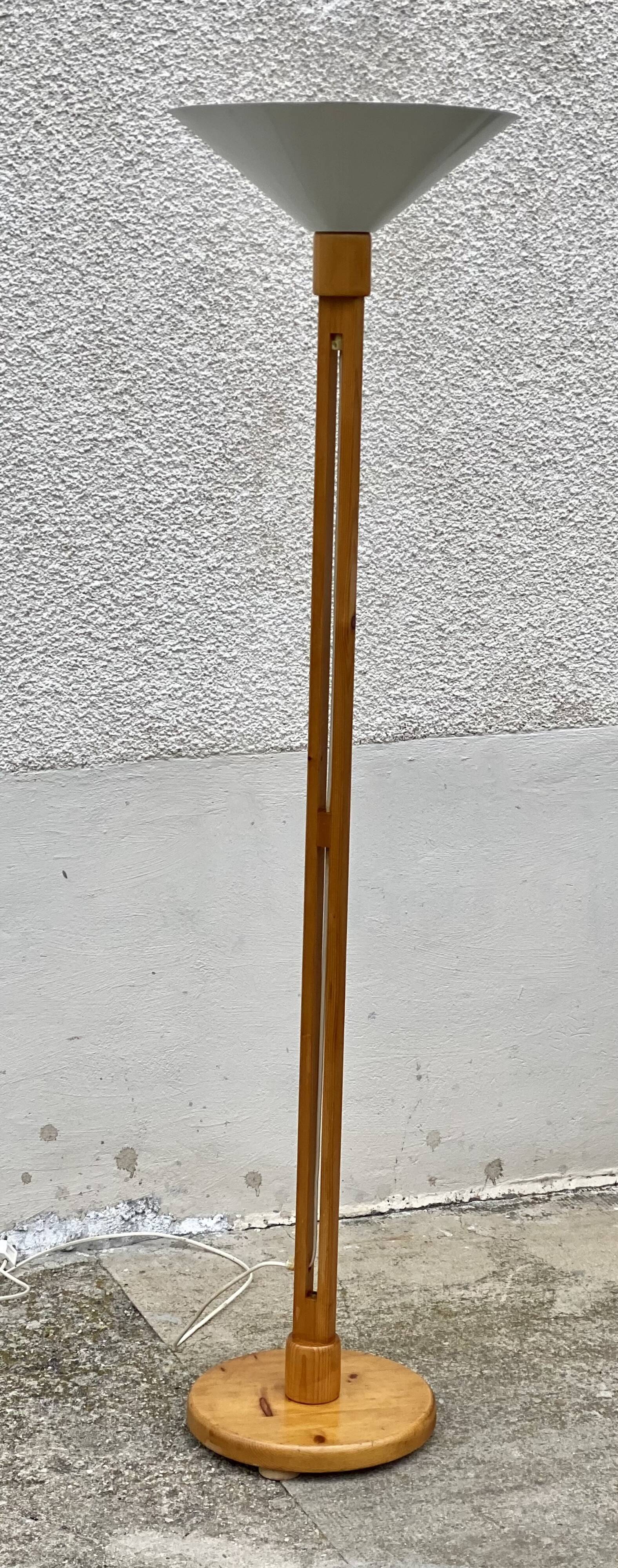 Vintage 1980s Scandinavian floor lamp in pine and white lacquered metal.