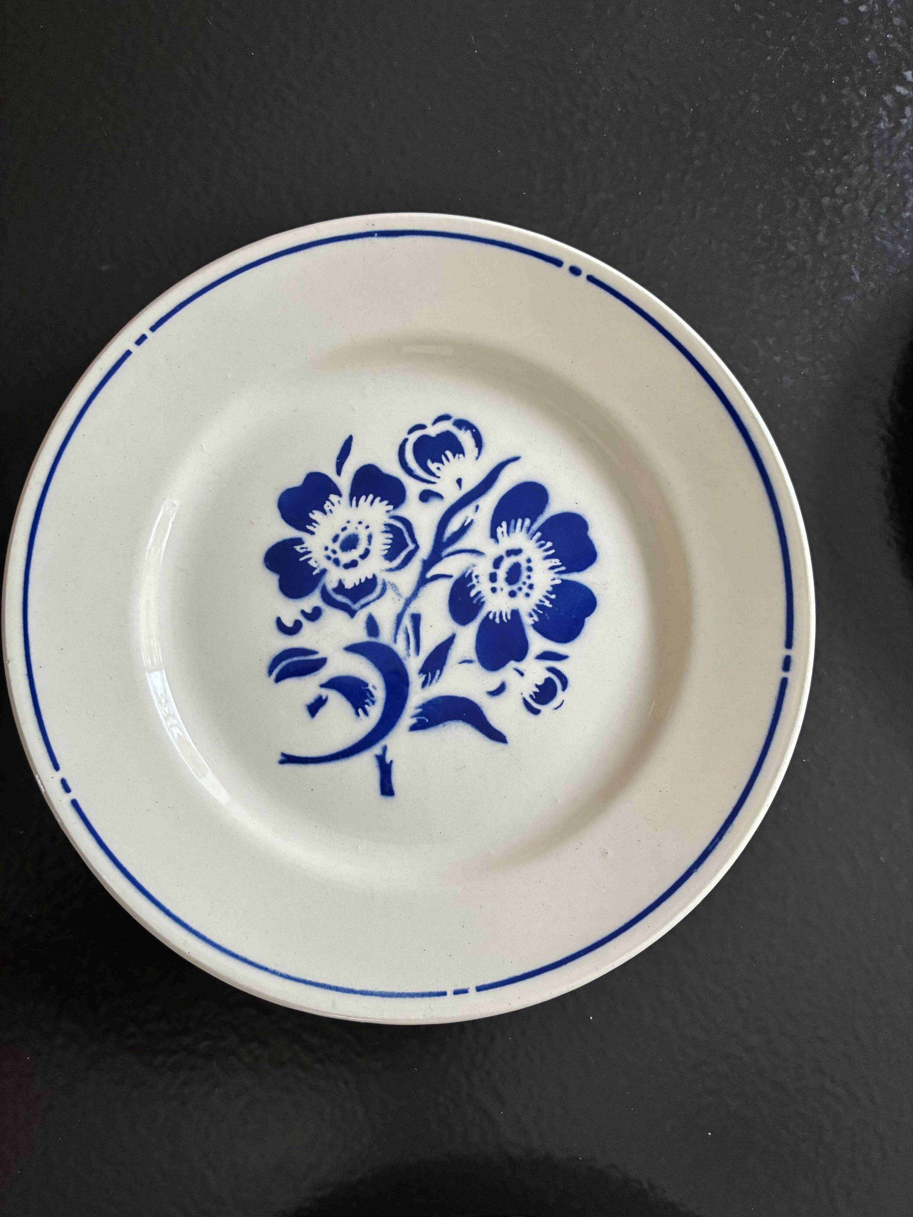 Set of 6 vintage dessert plates with blue patterns.
