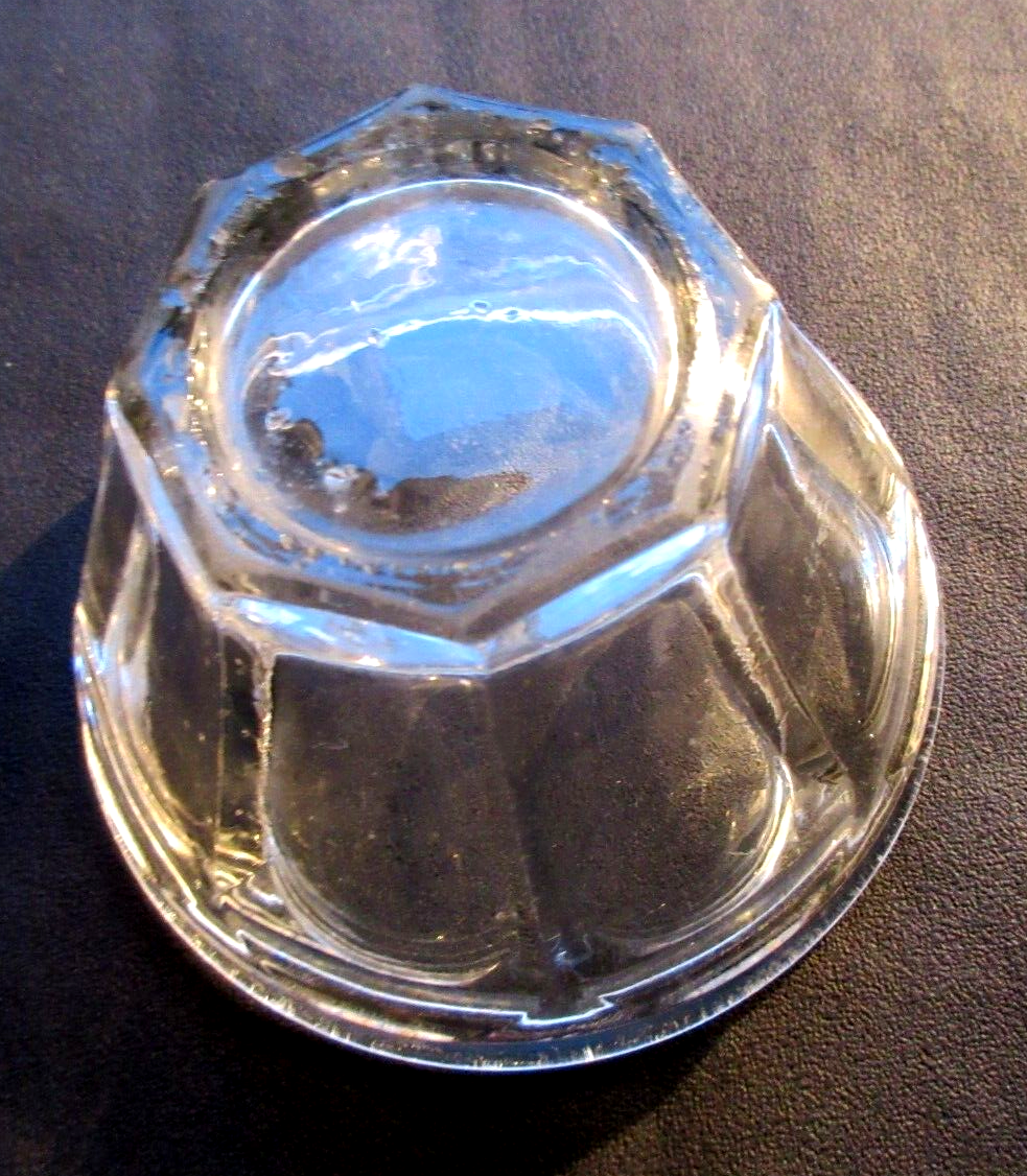 Nineteenth jam jar in well-flared glass, 8 flat ribs