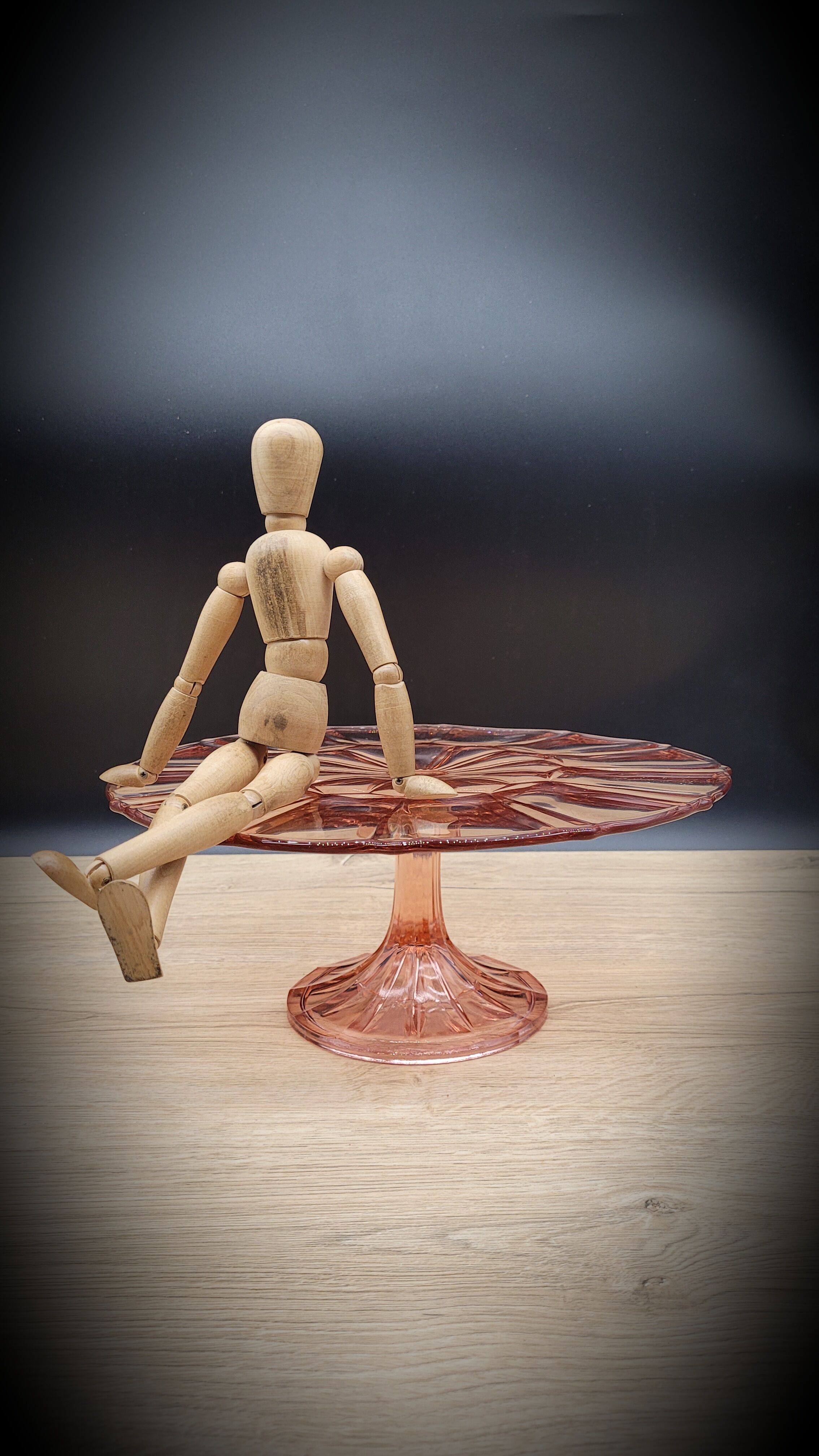 Dish cake or pie on foot